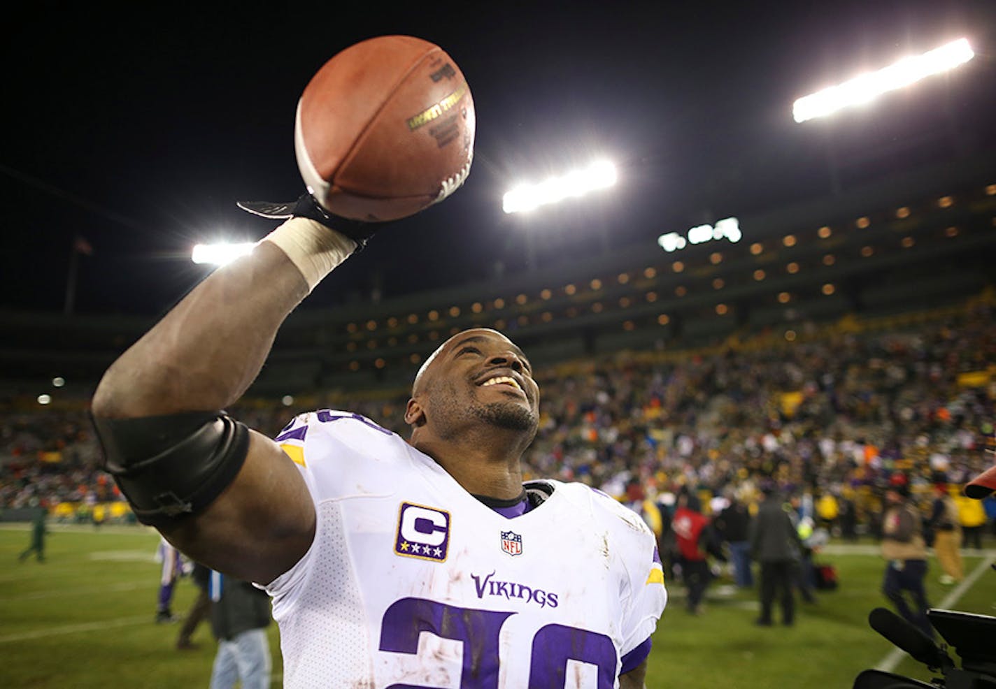 Vikings running back Adrian Peterson (28)