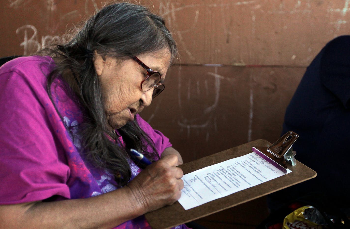 Anna Gibbs, an elder on the Red Lake Indian Reservation, filled out a survey last week on what she would like included in a posible new constitution at Red Lake. Supporters hope a new constitution would better reflect both their tribal traditions and modern government. (ANNA REED/STAR TRIBUNE) anna.reed@startribune.com (cq)