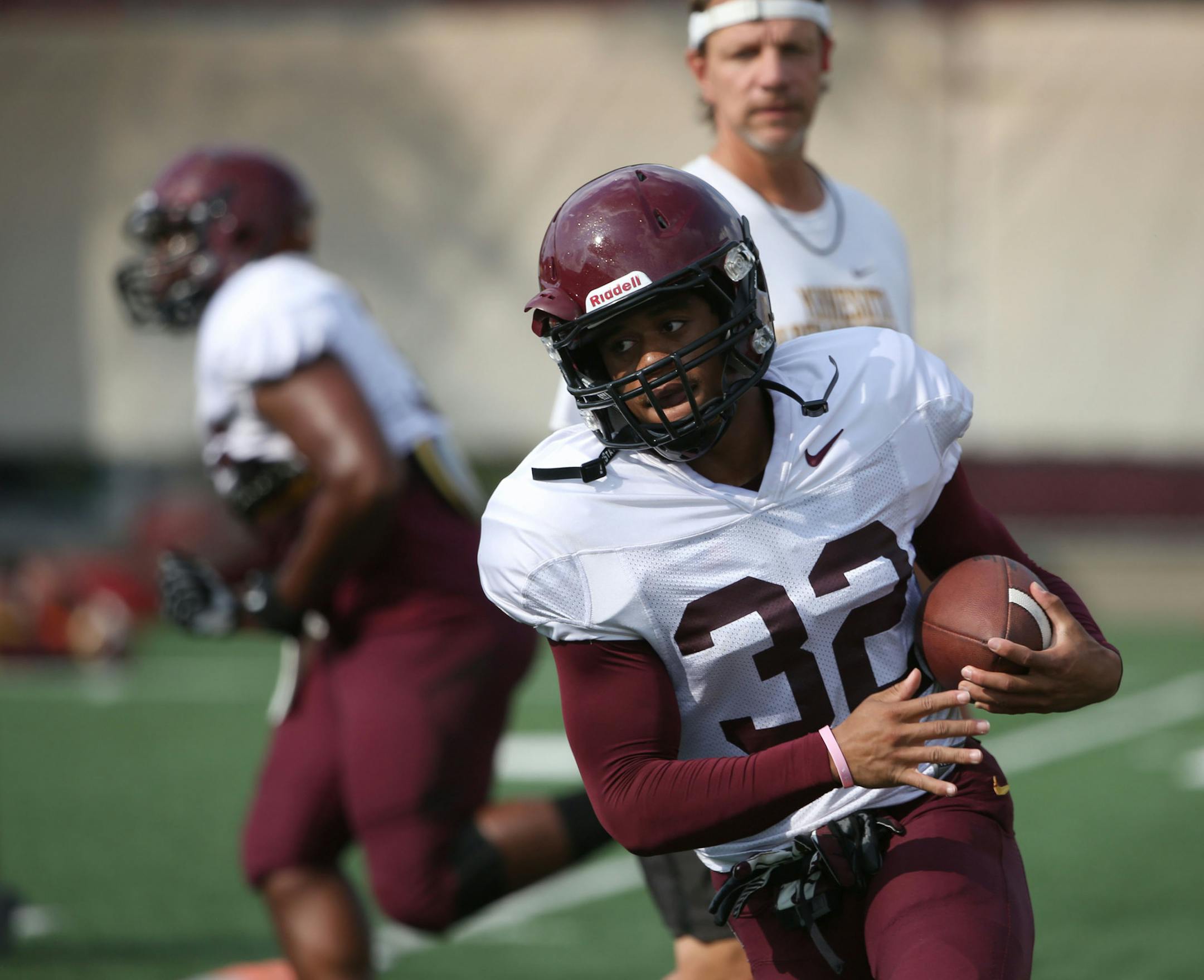 Berkley Edwards ran with the ball during practice. ] (KYNDELL HARKNESS/STAR TRIBUNE) kyndell.harkness@startribune.com Gophers practice in Minneapolis, Min. Wednesday, August, 6, 2014.