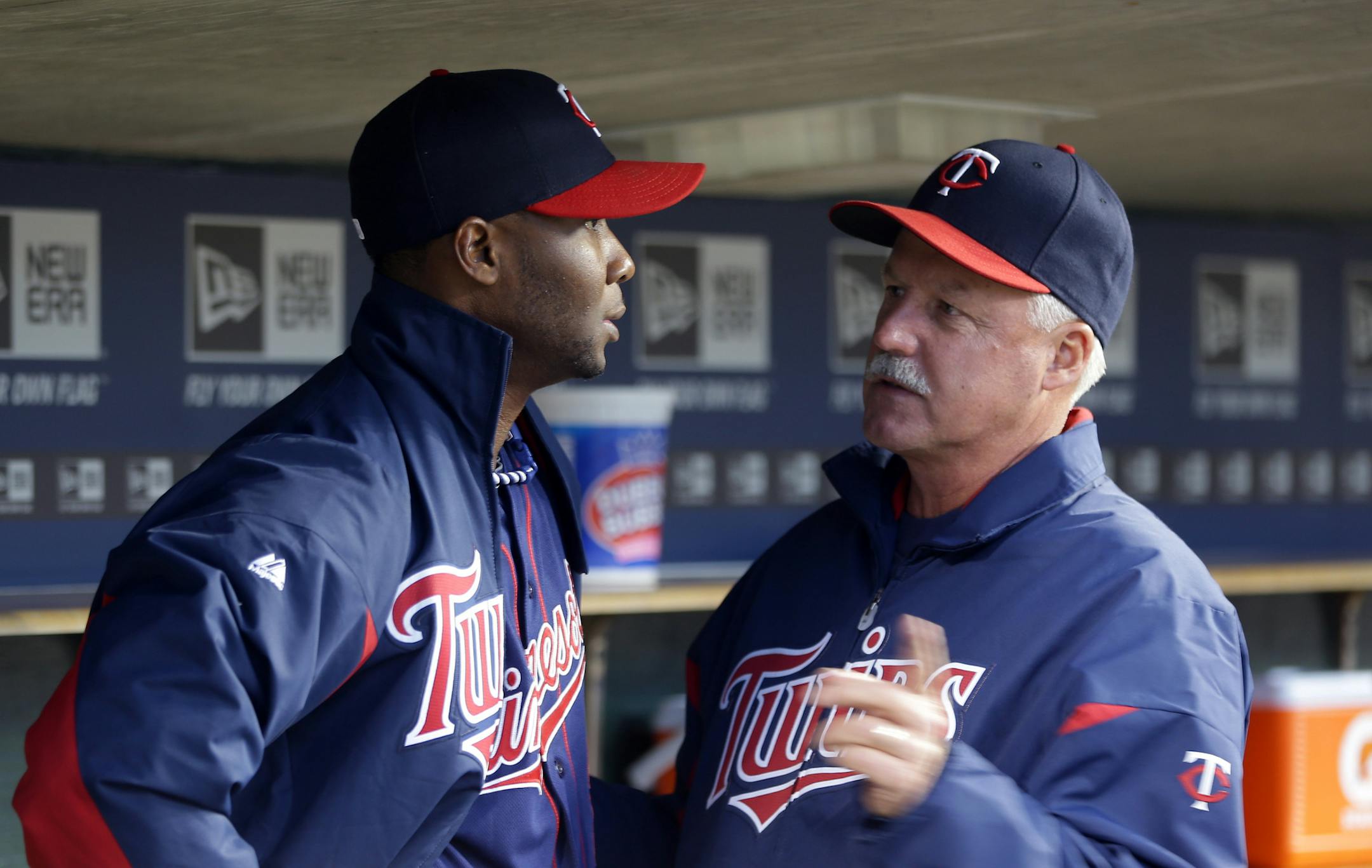 Minnesota Twins starting pitcher Samuel Deduno, left, talks with pitching coach Rick Anderson after being pulled in the sixth inning of a baseball game against the Detroit Tigers in Detroit, Friday, May 24, 2013.(AP Photo/Carlos Osorio) ORG XMIT: MIN2013060318370566 ORG XMIT: MIN1306031839342245