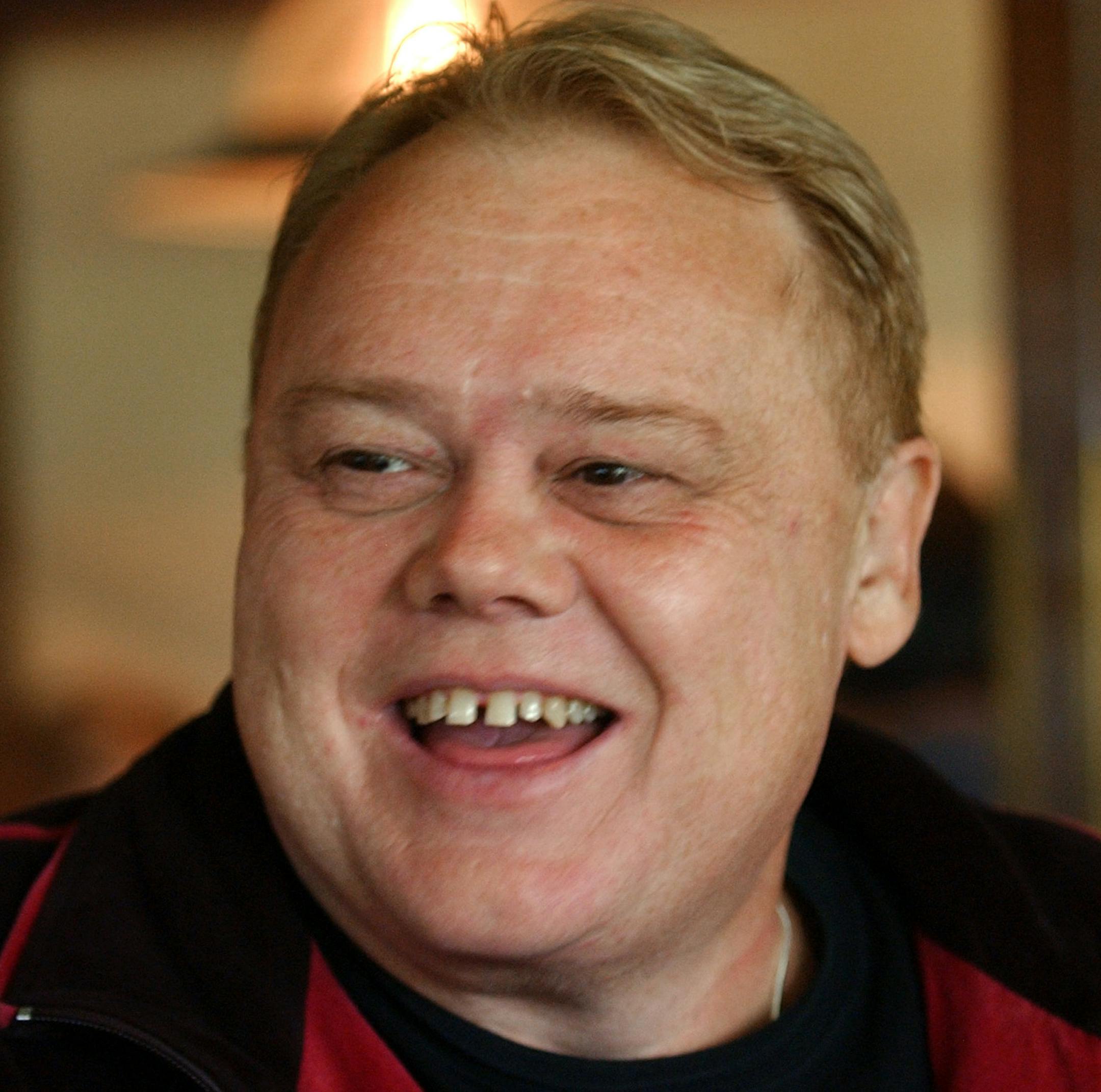 Joey McLeister/Star Tribune Wayzata, Mn.,Thurs.,June 17, 2004--Comedian Louie Anderson jokes at lunch with other Minneapolis comedians. GENERAL INFORMATION: Five Minneapolis comedians reunite in July. ORG XMIT: MIN2013013009495824