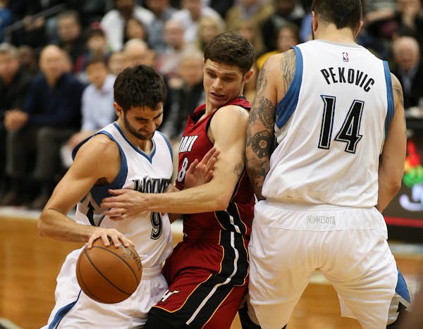 Timberwolves guard Ricky Rubio tried to squeeze past Miami Heat guard Tyler Johnson, who was up against Timberwolves center Nikola Pekovic in the seco