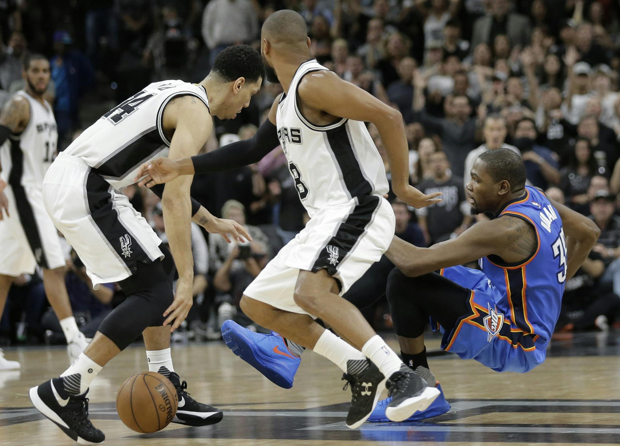 Oklahoma City Thunder forward Kevin Durant , right, loses an in bound pass to San Antonio Spurs guard Danny Green, left, during the second half in Game 2 of a second-round NBA basketball playoff series, Monday, May 2, 2016, in San Antonio. Oklahoma City won 98-97. (AP Photo/Eric Gay)