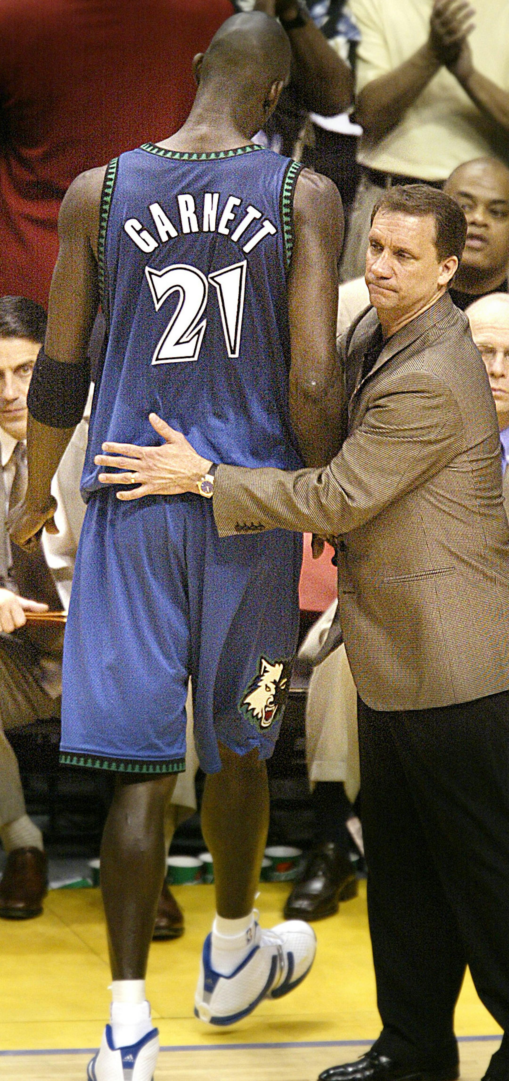 Marlin Levison - Strib<P> <P>05/31/04 -Timberwolves vs. Lakers - Game 6 of western conference finals - Lakers win the series<P> <P>IN THIS PHOTO: Coach Flip Saunders gives Garnett a nice game pat as he leaves the game with a Laker victory assured. ORG XMIT: MIN2015091112514745