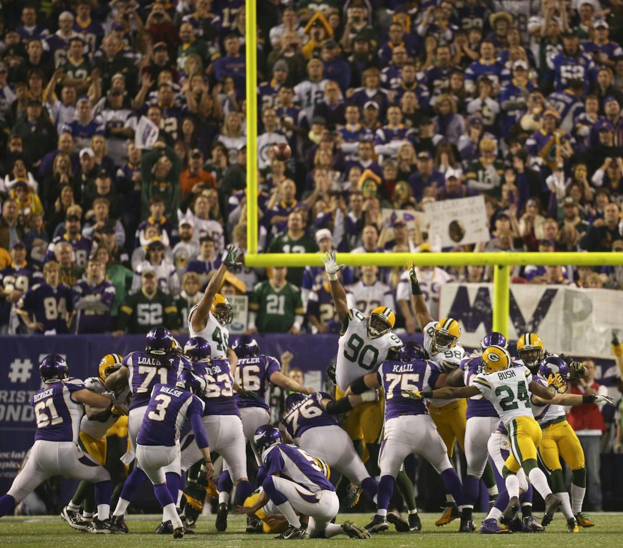 The Vikings' Blair Walsh hit a 29 yard field goal as time ran out to lift Minnesota over the Green Bay Packers and earn a playoff berth.
