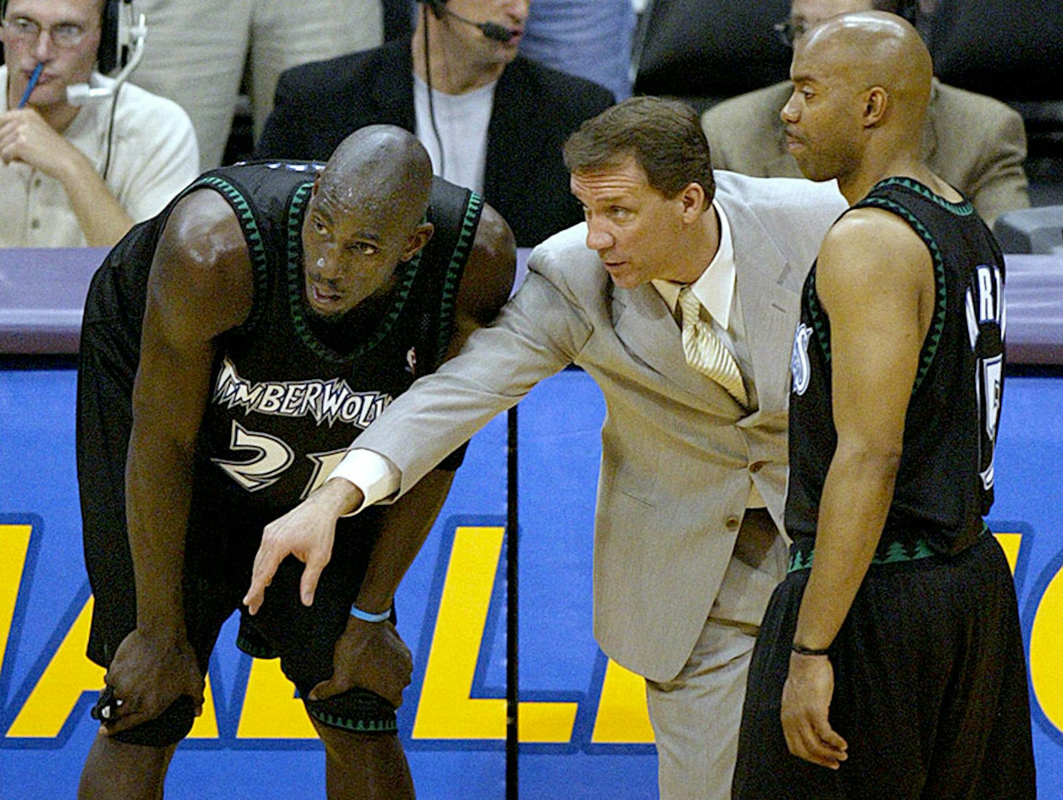 Jim Gehrz/Minneapolis Star Tribune 5/27/04 Los Angeles 7:00 PM Minnesota head coach Flip Saunders talks over stradegy during a Laker free throw with kevin Garnett (left) and Darrick Martin in Game 4 of the NBA Western Conference Finals at the Staples Center in Los Angeles, CA Thursday night.