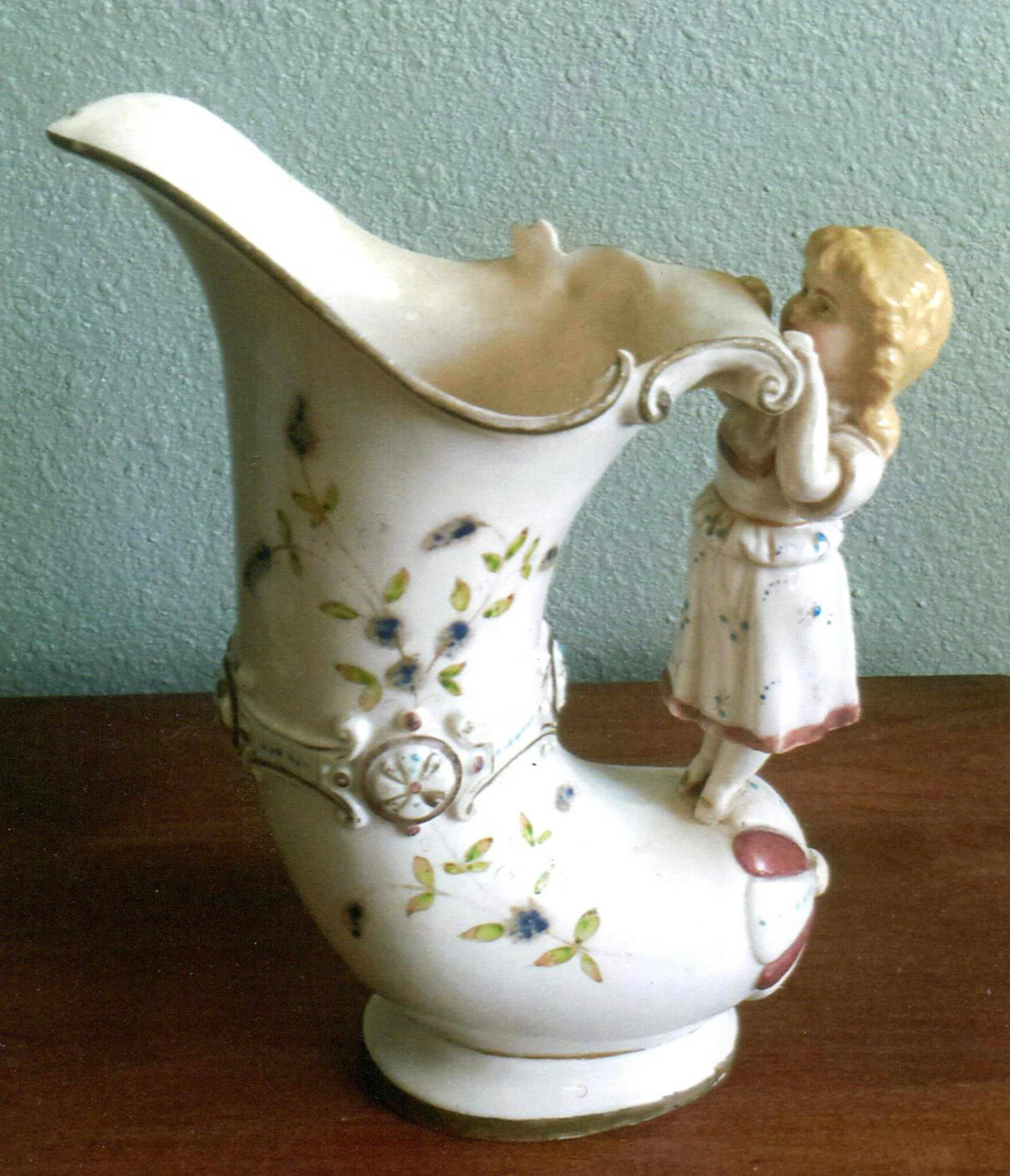 THe vase's size impacts the value. (Handout/TNS) ORG XMIT: 1212220