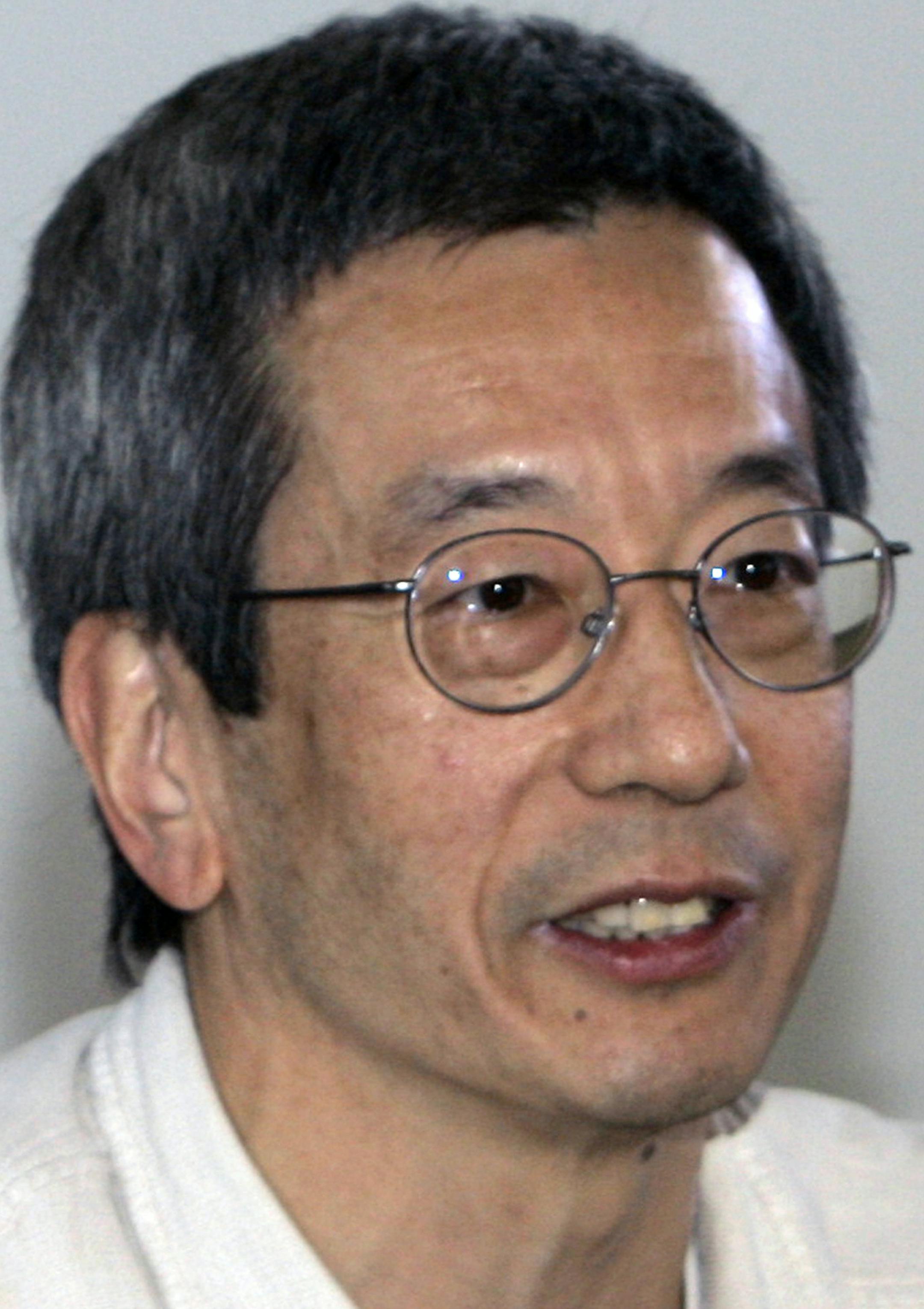 FILE - This Oct. 8, 2008 file photo shows Roger Tsien, PHD, talks about his research at a news conference at the University of California-San Diego. Tsien, who won a Nobel Prize for helping create colorful markers that can help tag cancer tumors or track the development of Alzheimer's disease, has died. Tsien was 64. The university says he died Aug. 24, 2016, in Eugene, Ore. (AP Photo/Lenny Ignelzi, File)