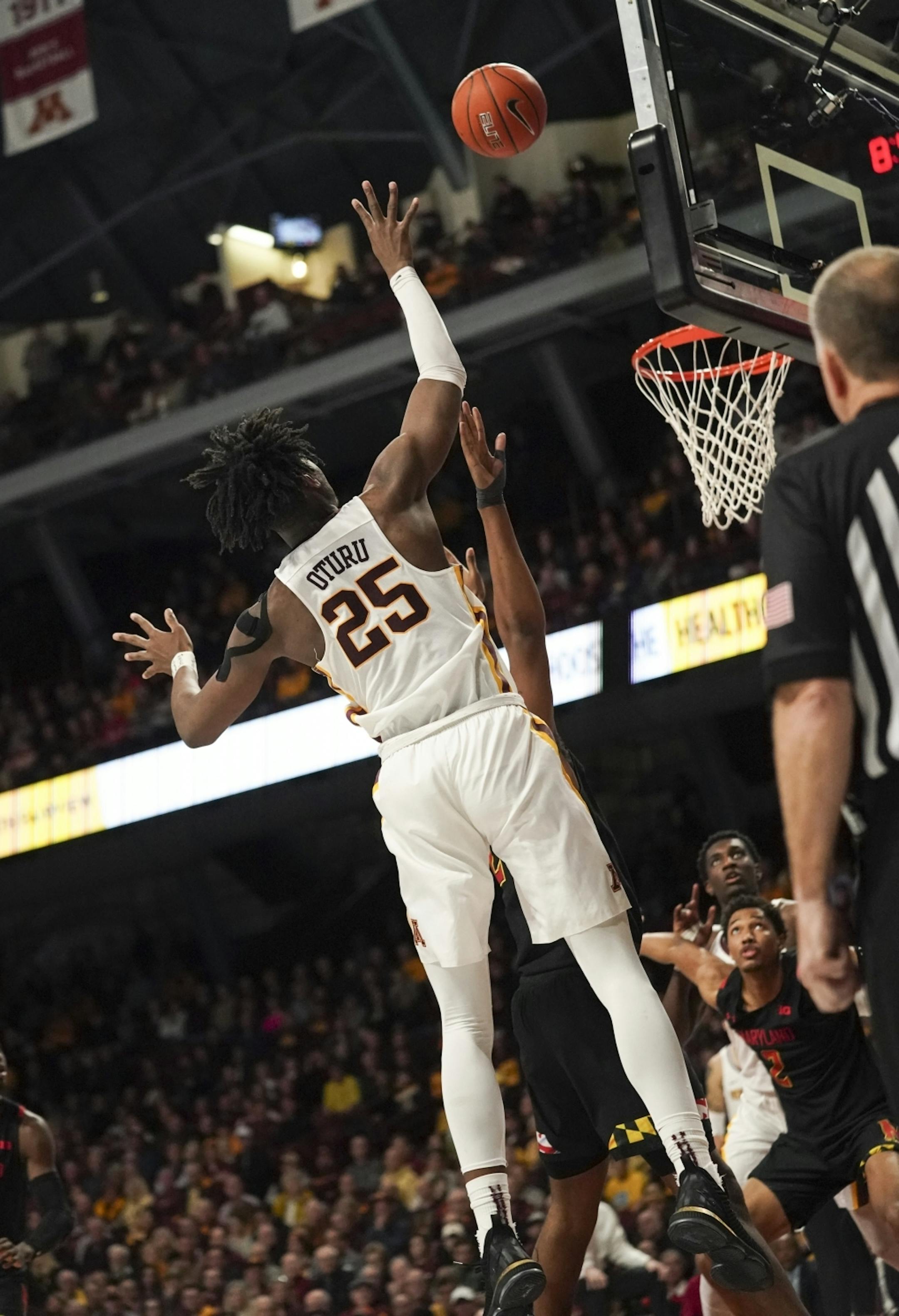 Minnesota Gophers center Daniel Oturu (25) jumped for a two-point shot in the first half.