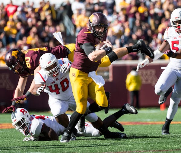 Minnesota Golden Gophers quarterback Mitch Leidner (7) scrambled with the ball in the third quarter against the Rutgers Scarlet Knights. ] (AARON LAVI