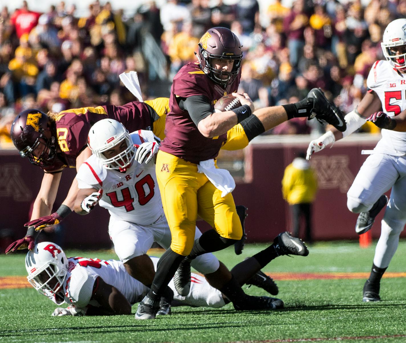 Minnesota Golden Gophers quarterback Mitch Leidner (7) scrambled with the ball in the third quarter against the Rutgers Scarlet Knights. ] (AARON LAVINSKY/STAR TRIBUNE) aaron.lavinsky@startribune.com The University of Minnesota Golden Gophers football team played the Rutgers Scarlet Knights on Saturday, Oct. 21, 2016 at TCF Bank Stadium in Minneapolis, Minn.