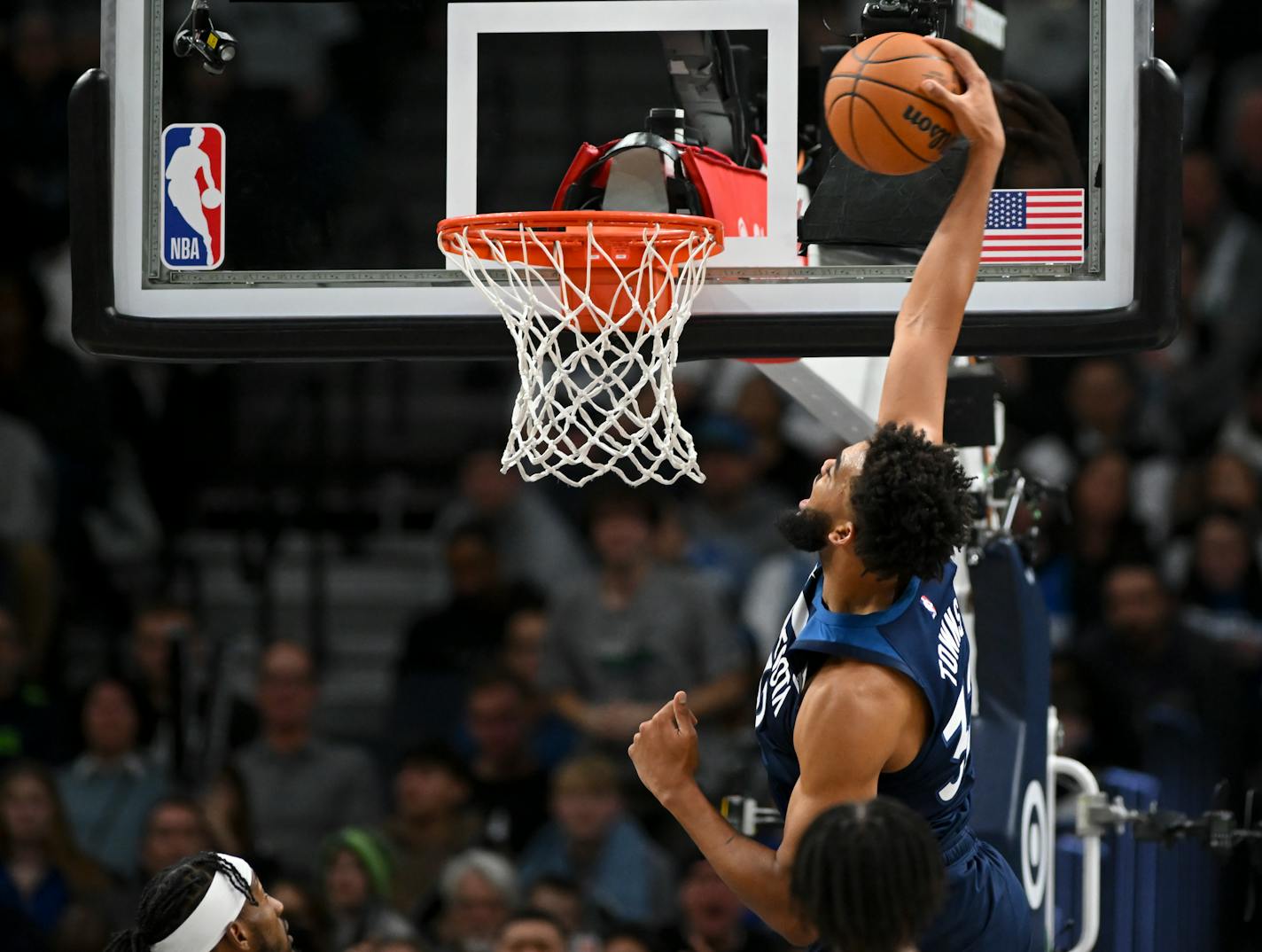 Minnesota Timberwolves center Karl-Anthony Towns (32) dunks the ball in the second half against the Philadelphia 76ers Wednesday, Nov. 22, 2023 at Target Center in Minneapolis, Minn.. ] AARON LAVINSKY • aaron.lavinsky@startribune.com