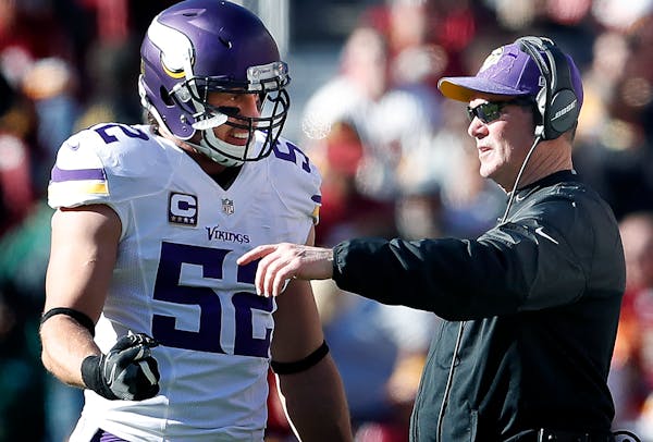 Vikings coach Mike Zimmer spoke to Chad Greenway in the first quarter. The Vikings are in a downward spiral after starting the year 5-0.