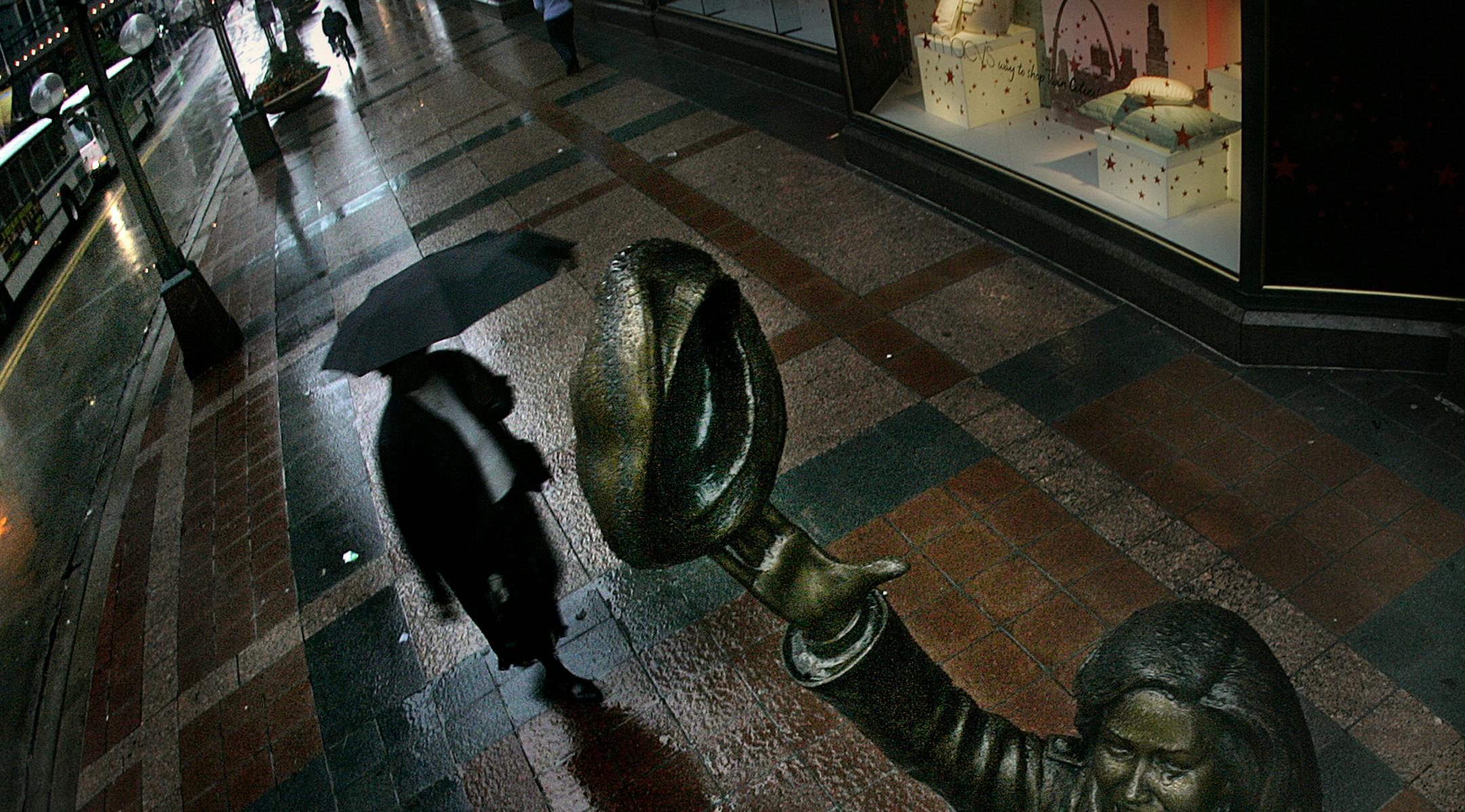 JIM GEHRZ Ô jgehrz@startribune.com Minneapolis/September 22, 2006/3:00PM Hats off to summer÷. The bronze statue depicting Mary Tyler MooreÌs character, Mary Richards from the Mary Tyler Moore Show, along with reflections on rain-soaked pavement creates a graphic backdrop for pedestrians stroll through drizzle along Nicollet Mall at Seventh St. in downtown Minneapolis. ORG XMIT: MIN2016122914082341