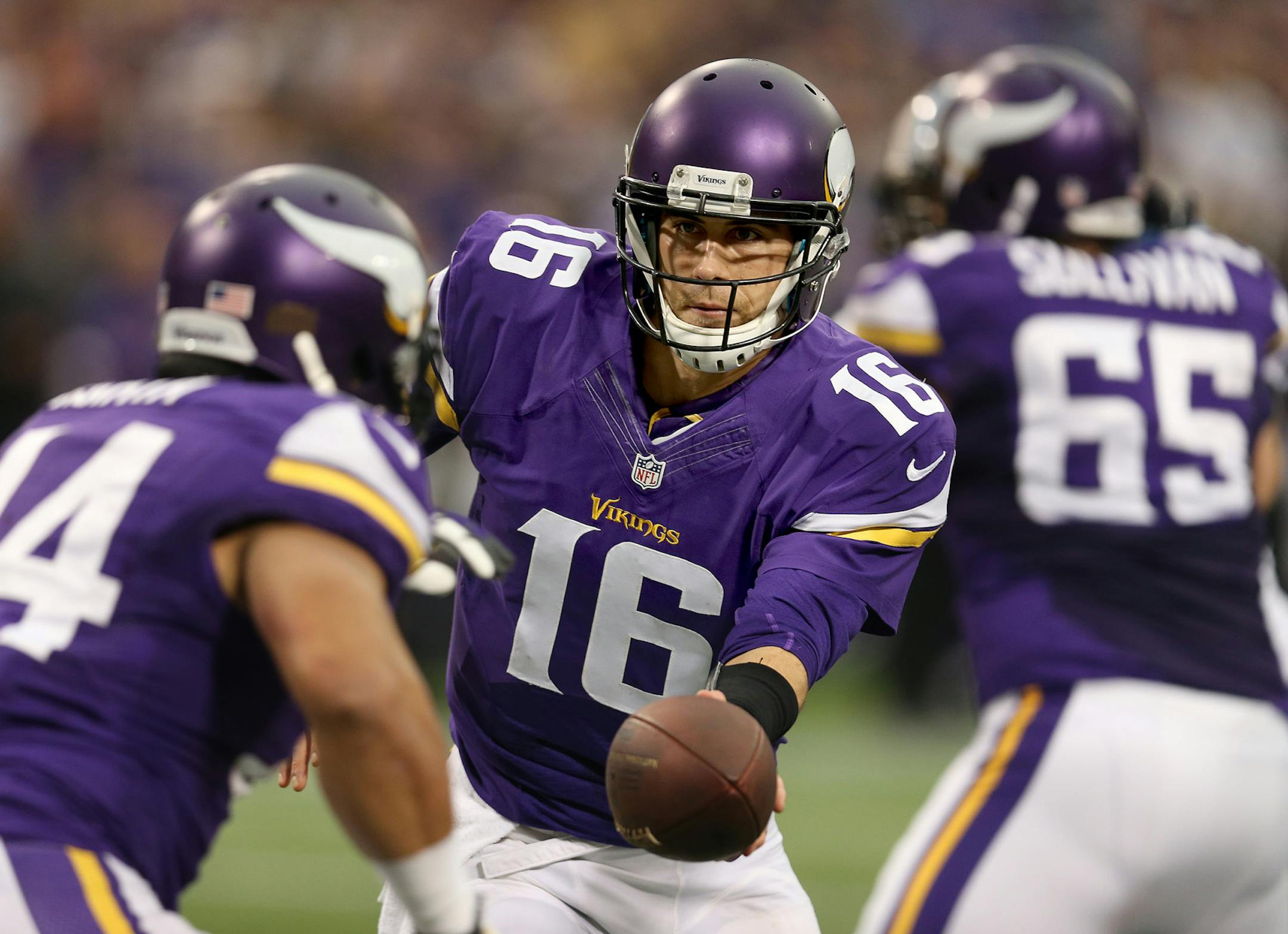 Minnesota Vikings quarterback Matt Cassel (16)