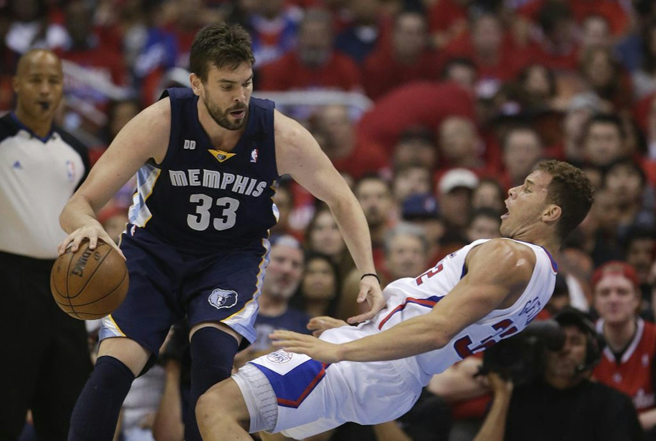 Marc Gasol, left, is defended by Los Angeles Clippers' Blake Griffin