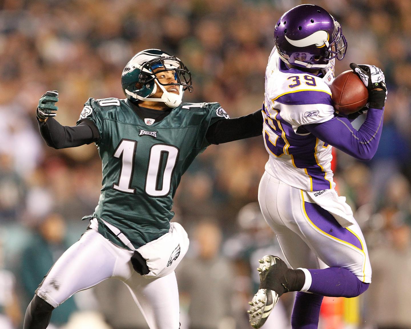 jgholt@startribune.com Philadelphia, PA 12/27/2010 Jerry Holt---- Vikings @ Eagles at Lincoln Financial Field Tuesday night football.... IN THIS PHOTO: ]Vikings Husain Abdullah intercepted a pass form Eagles DeSean Jackson in the second quarter.