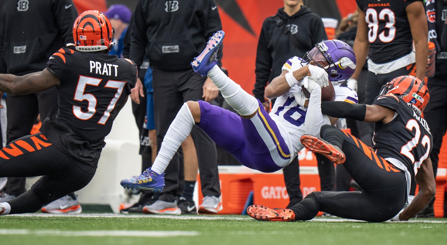 Minnesota Vikings wide receiver Justin Jefferson (18) pulls down a third quarter first down catch over Cincinnati Bengals safety Jordan Battle (27) Saturday December ,16 ,2023 in,Cincinnati, OH. ] JERRY HOLT • jerry.holt@startribune.com