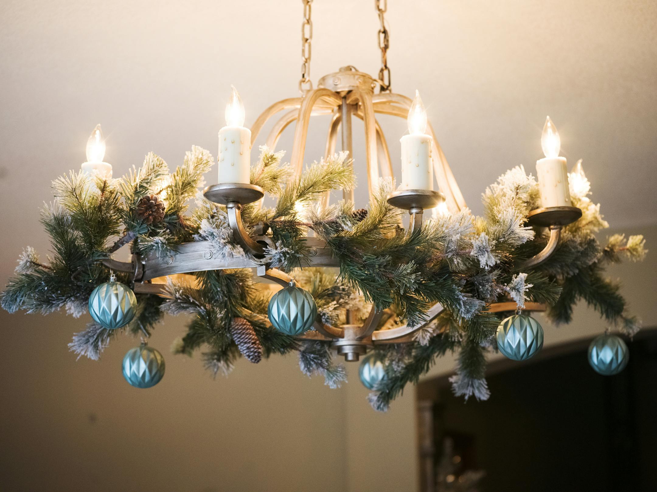Glenda Nelson and Kate Steinkopf, right have been collaborating on Christmas decorations for the past 12 years. It has become an annual ritual. ] RICHARD TSONG-TAATARII ï richard.tsong-taatarii@startribune.com