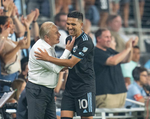 Minnesota United head coach Adrian Heath embraces midfielder Emanuel Reynoso after substituting him out in the second half of a Leagues Cup match agai