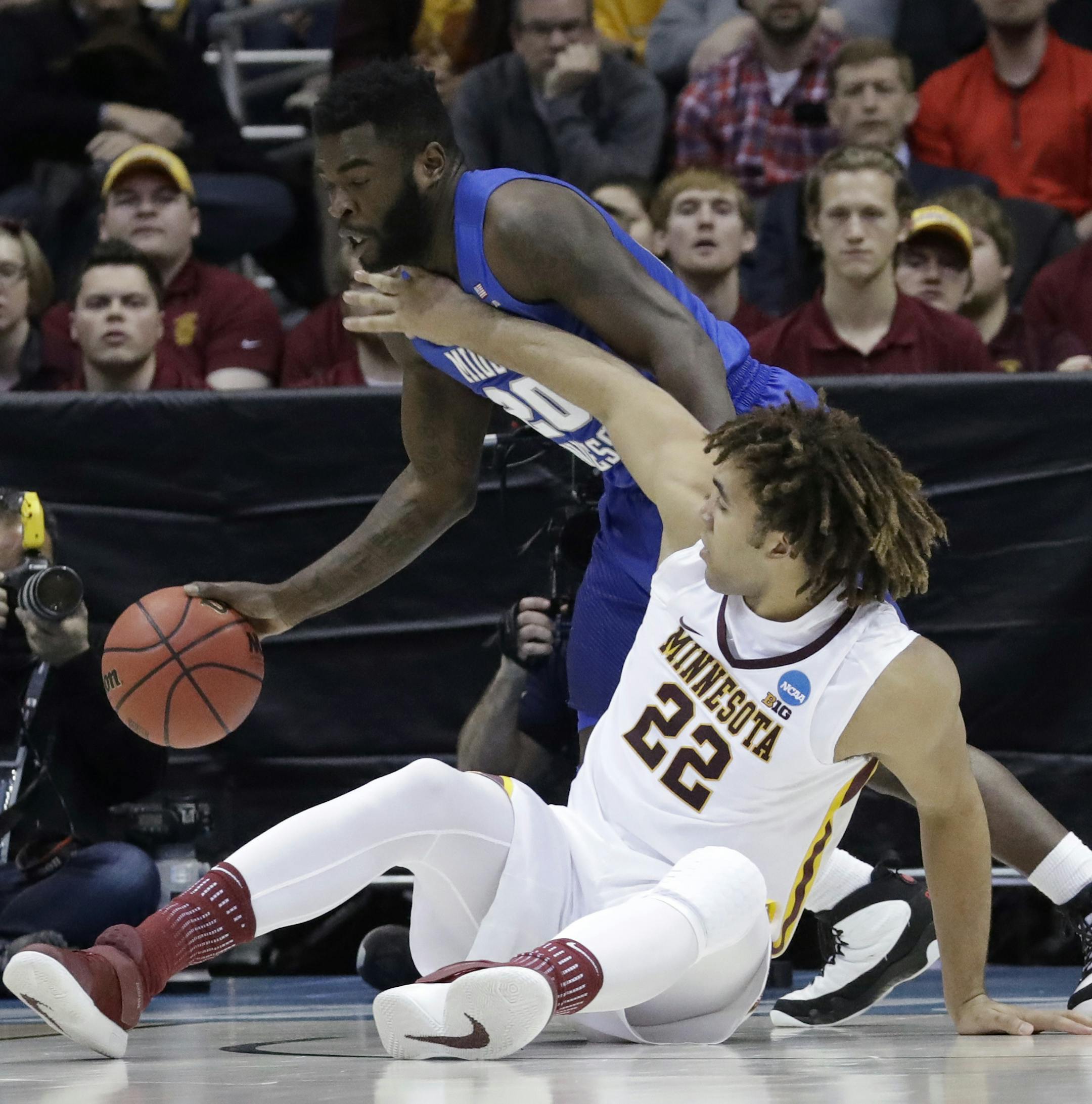 Middle Tennessee State's Giddy Potts (20) and Minnesota's Reggie Lynch