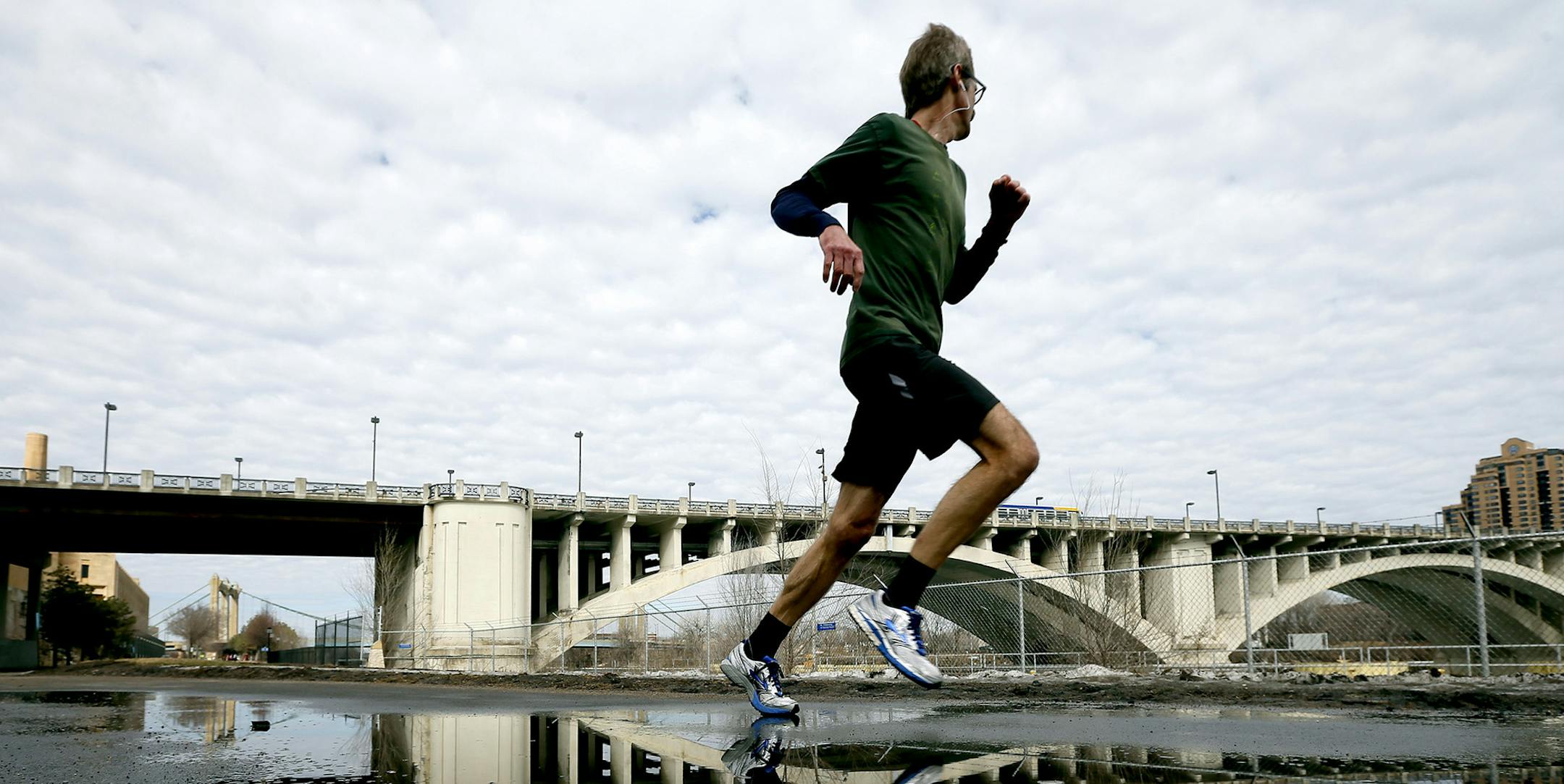 A runner dashed along the wet paths along West River Parkway March 9, 2015 in Minneapolis, Minnesota.] Jerry Holt/ Jerry.Holt@Startribune.com ORG XMIT: MIN1503091559051712