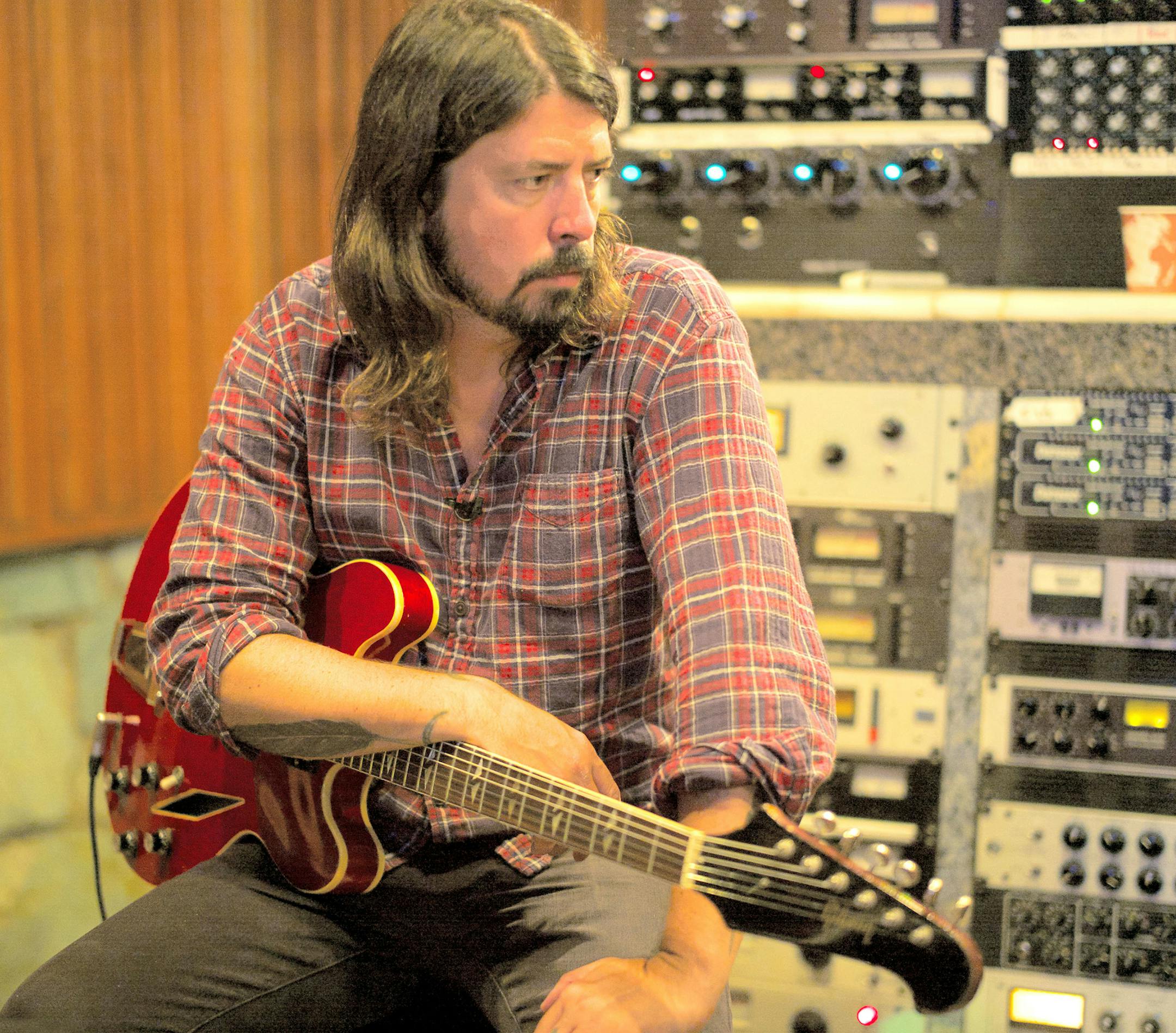 Dave Grohl of the Foo Fighters will visit music studios across America in the new HBO series "Foo Fighters: Sonic Highway." (Andrew Stuart/MCT) ORG XMIT: 1158620
