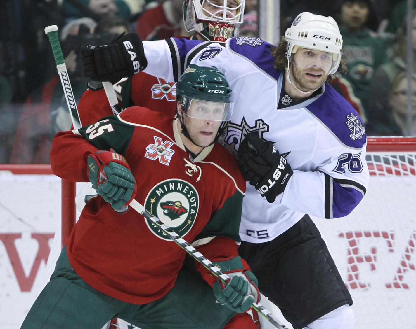 JEFF WHEELER &#x201a;&#xc4;&#xa2; jeff.wheeler@startribune.com ST. PAUL - 2/1/10 - The Wild defeated the Los Angeles Kings 1-0 in a shootout Tuesday night at Xcel Energy Center in St. Paul. IN THIS PHOTO: Minnesota's Nick Schultz defended the Kings' Michal Handzus in overtime Tuesday night while goalie Niklas Backstrom tried to see over them.