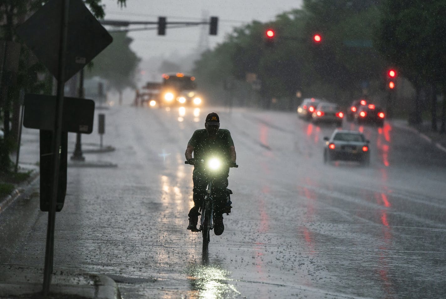 A bicyclist rides down Dale Street in St. Paul during a storm. ] LEILA NAVIDI &#xa5; leila.navidi@startribune.com BACKGROUND INFORMATION: A thunderstorm rolls through St. Paul on Tuesday, June 4, 2019.