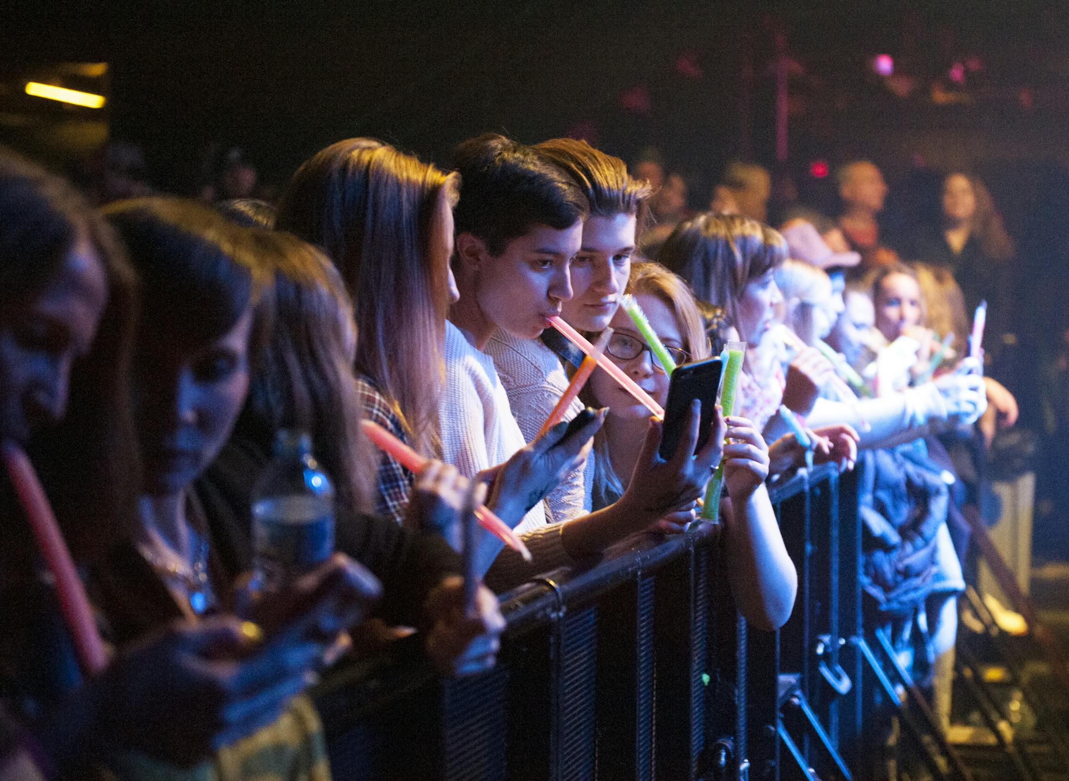 Fans in the front row were given popcicles by the First Avenue staff while they waited for Hozier to take the stage on Friday, Feb 20, 2015. ] Photo by Leslie Plesser &#xef; Special to the Star Tribune