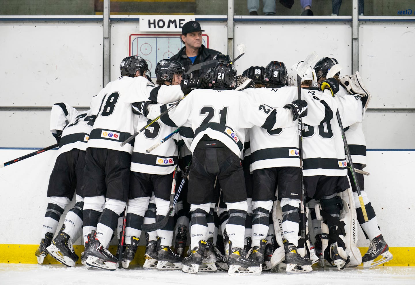 The Minneapolis boy's hockey team huddled in front of head coach Joe Dziedzic before the start of he second periodFriday night, January 27, 2022 at the Parade Ice Garden in Minneapolis. Breck defeated Minneapolis 4-3 in a boy's hockey game. ] JEFF WHEELER • Jeff.Wheeler@startribune.com