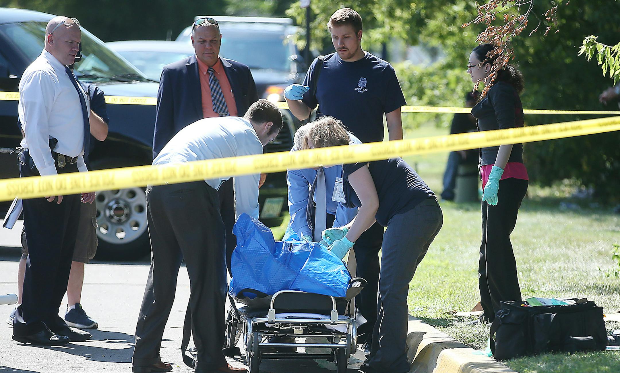 Minneapolis police and the Hennepin County Medical Examiner worked the scene where a body was discovered, Wednesday, August 12, 2015 in Minneapolis, MN. ] (ELIZABETH FLORES/STAR TRIBUNE) ELIZABETH FLORES • eflores@startribune.com ORG XMIT: MIN1508121144071197