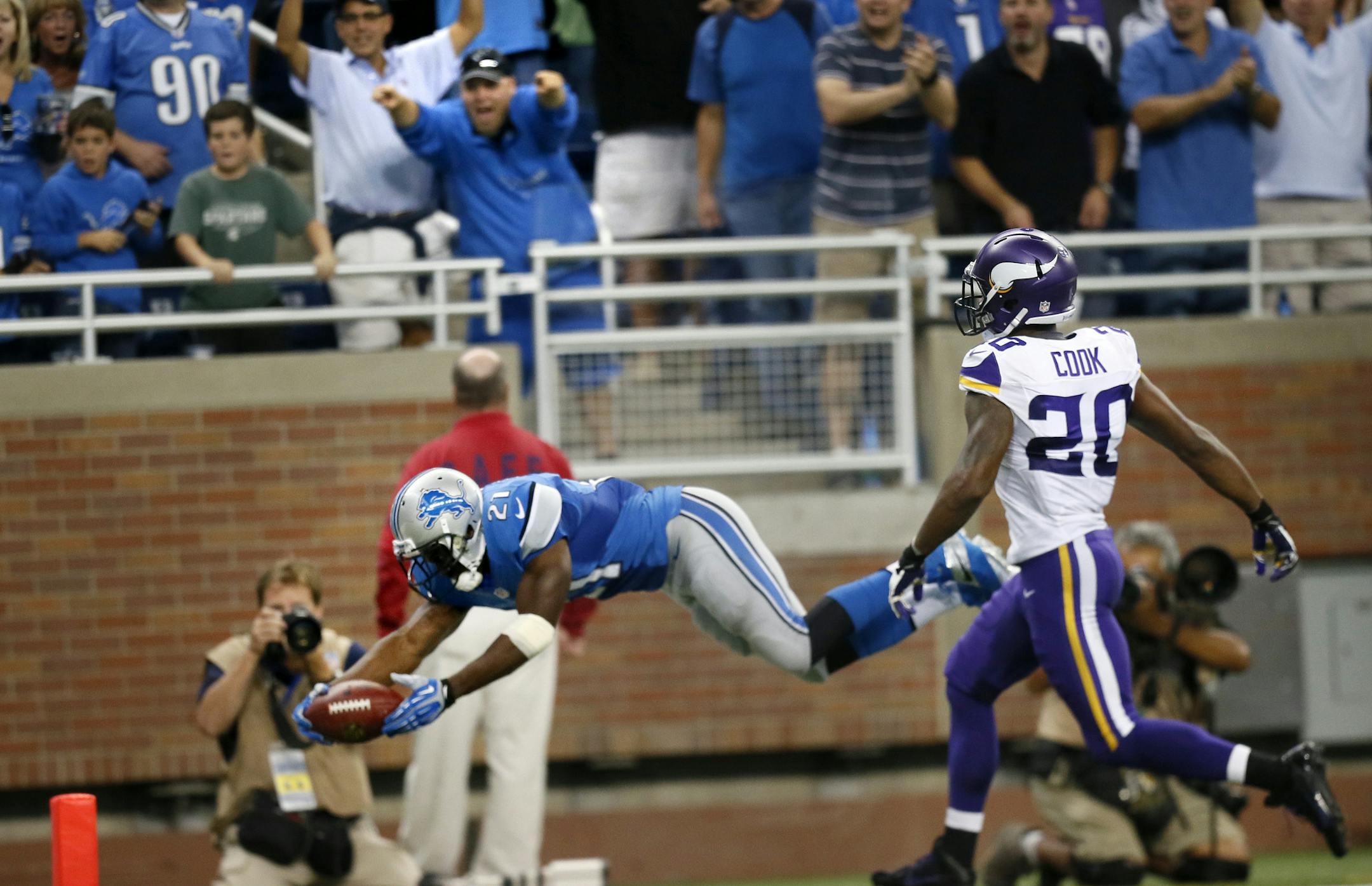 Detroit's Reggie Bush dived across the goal line to finish off a 77-yard catch and run for a TD in the third quarter.