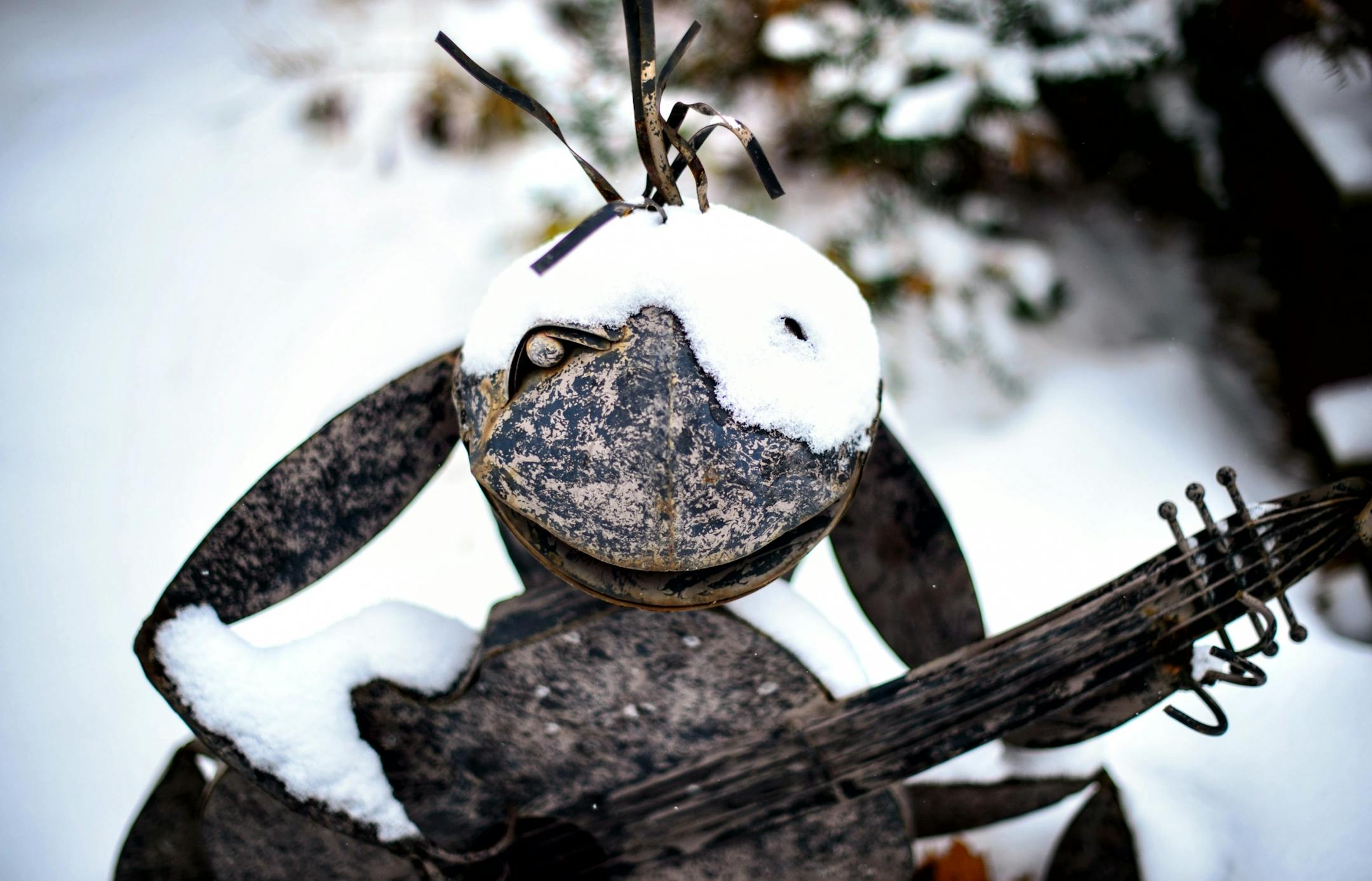 Sculpture of a guitar playing frog in front of a Milwaukee Avenue home.