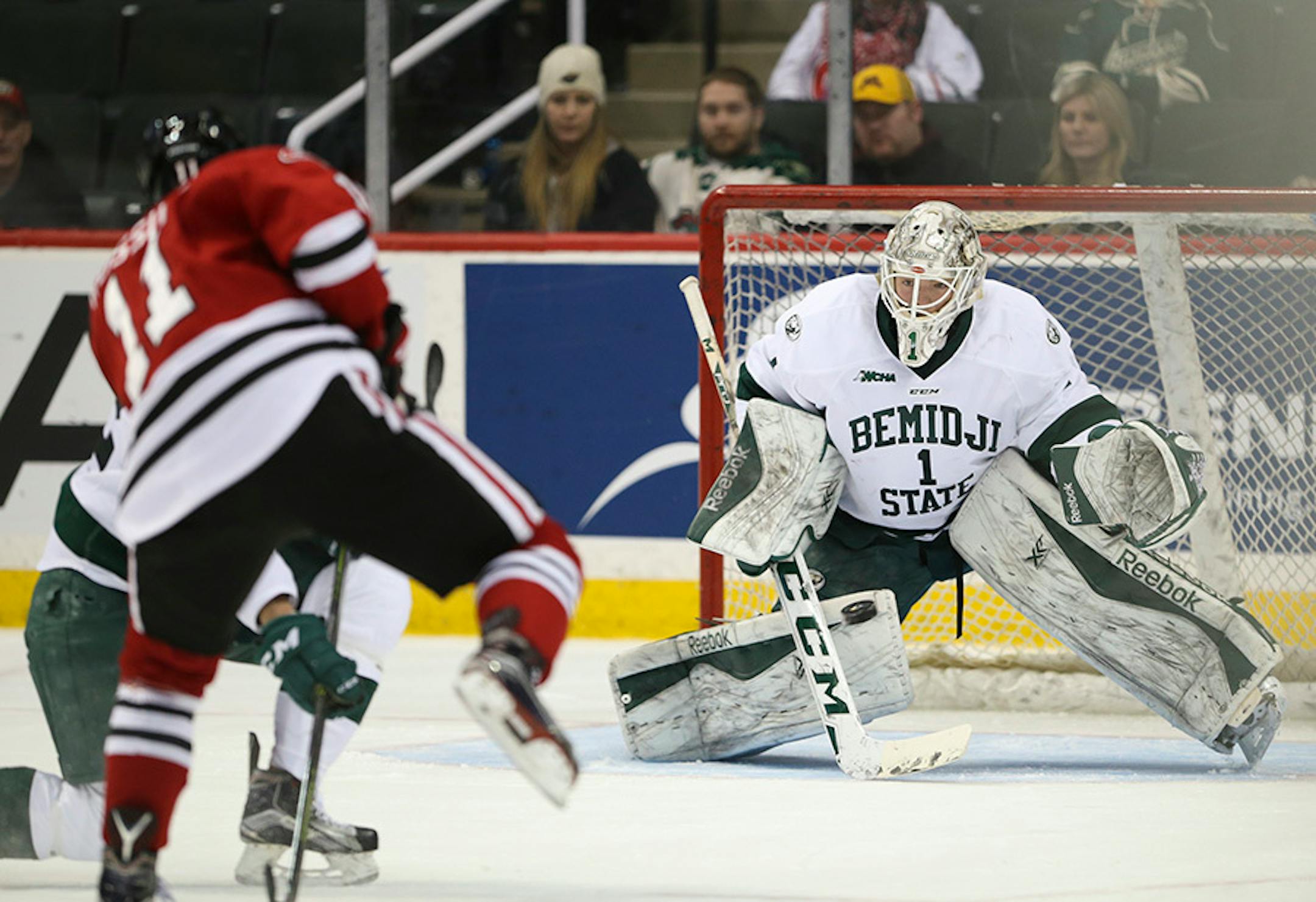 Huskies forward Kalle Kossila (11) beat Beavers goalie Michael Bitzer (1) to make it 4-0 in the second period Sunday afternoon.