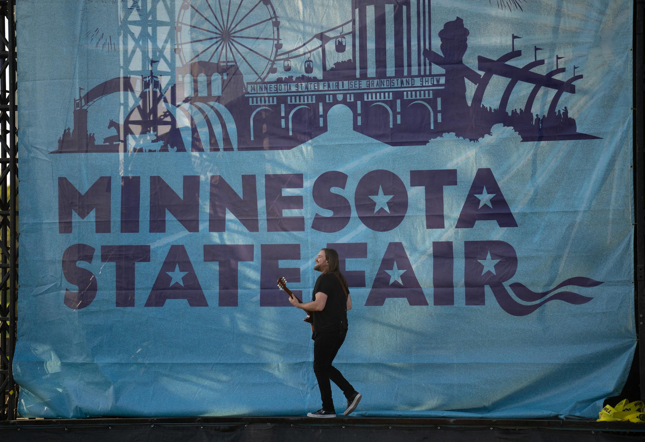Bush lead guitarist&nbsp;Chris Traynor early in Bush's opening set for Alice in Chains at the Minnesota State Fair on Thursday.