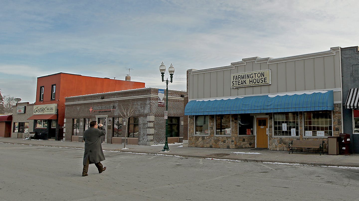 Downtown Farmington will be the latest of the southern suburbs to give its downtown a makeover in an effort to revitalize the area. Residents want fewer vacant buildings, more green space and a central meeting area. More businesses would help the city's almost non-existent commercial tax base. ] (ELIZABETH FLORES/STAR TRIBUNE) ELIZABETH FLORES &#x2022; eflores@startribune.com