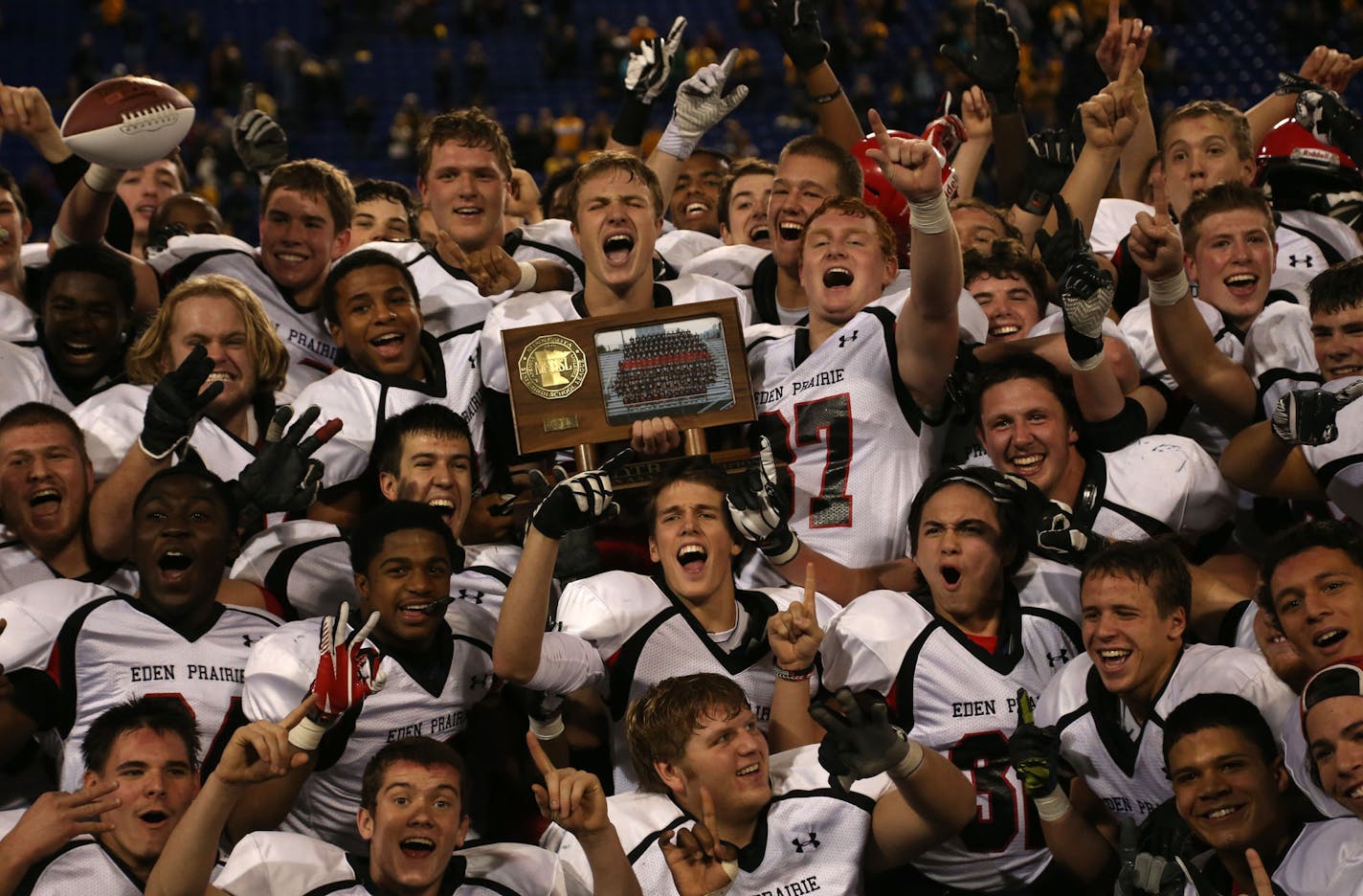 Eden Prairie' celebrated after winning the 6A State Championship at the Mall of America Field in Minneapolis, Min., Friday, November 29, 2013. Eden Prairie won over Rosemount. ] (KYNDELL HARKNESS/STAR TRIBUNE) kyndell.harkness@startribune.com