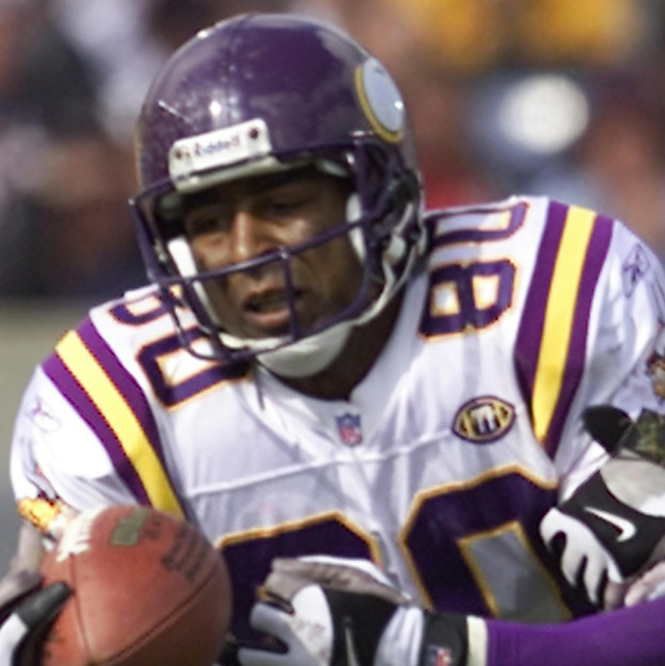 The Vikings Cris Carter couldn't make this third quarter catch while under pressure from the Bears' R. W. McQuarters. ORG XMIT: MIN2013080217484750