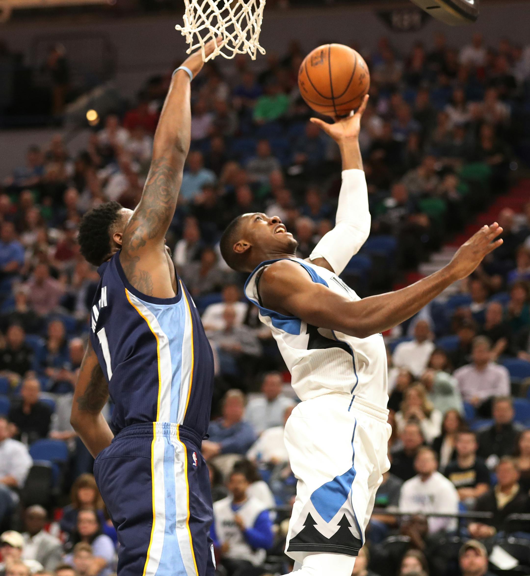 Minnesota Timberwolves guard Kris Dunn (3) shoots as Memphis Grizzlies forward Jarell Martin (1) defends during the first half. ] (Leila Navidi/Star Tribune) leila.navidi@startribune.com BACKGROUND INFORMATION: The Minnesota Timberwolves play the Memphis Grizzlies at Target Center in Minneapolis on Tuesday, November 1, 2016.