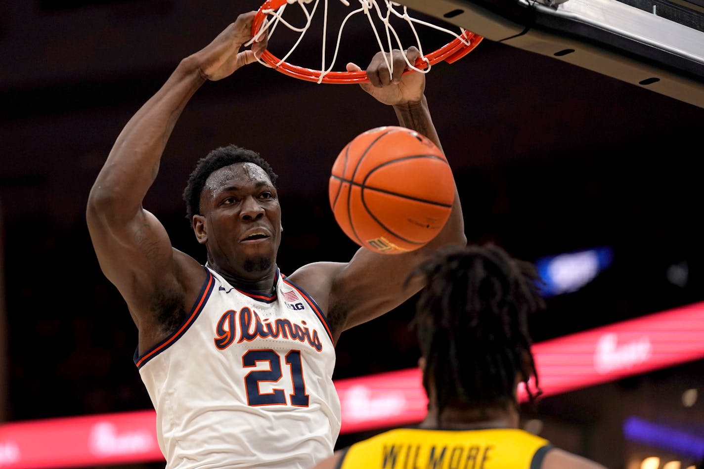 Illinois' Kofi Cockburn (21) dunks over Missouri's Jordan Wilmore during the first half of an NCAA college basketball game Wednesday, Dec. 22, 2021, in St. Louis. (AP Photo/Jeff Roberson)