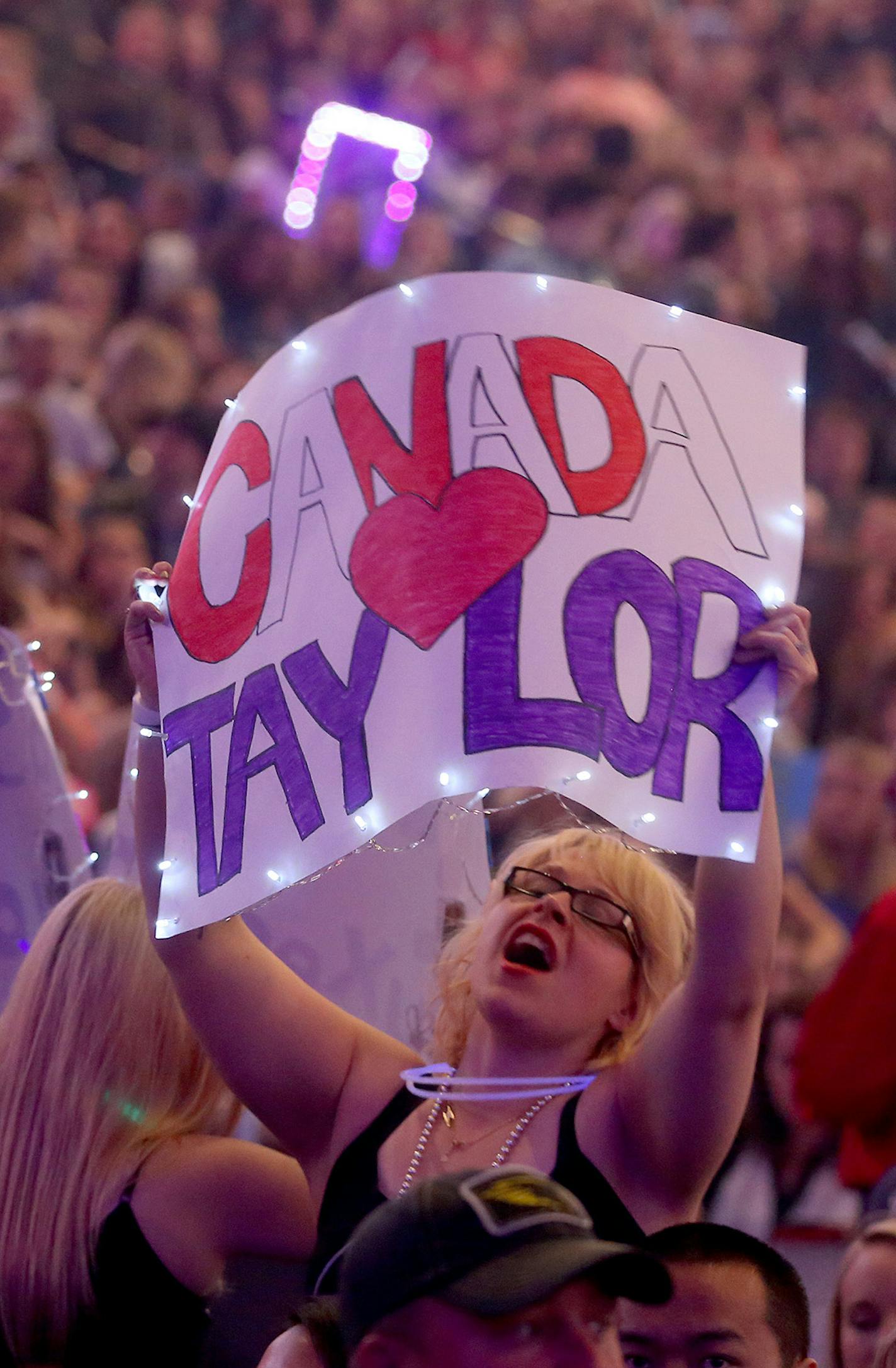 Fas got ready for Taylor Swift to perform at the Xcel Energy Center on her second of three performances this weekend. ] (KYNDELL HARKNESS/STAR TRIBUNE) kyndell.harkness@startribune.com Taylor Swift concert at the Xcel Energy Center in St. Paul, Min., Saturday September 12, 2015.