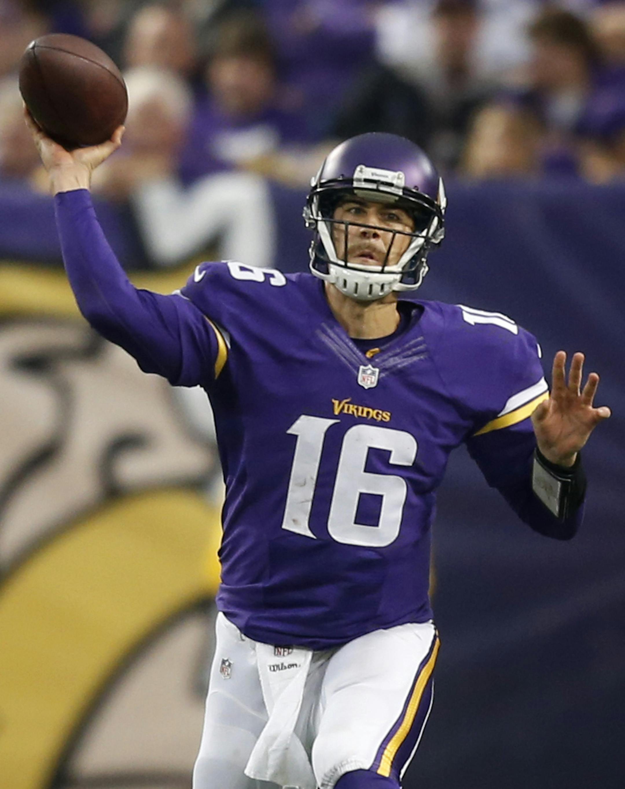 Vikings quarterback Matt Cassel completed a pass to wide receiver Jerome Simpson in the fourth quarter. ] MCKENNA EWEN · mckenna.ewen@startribune.com Minnesota Vikings and Chicago Bears - Mall of America Field in Minneapolis, Minn. - 12/01/2013