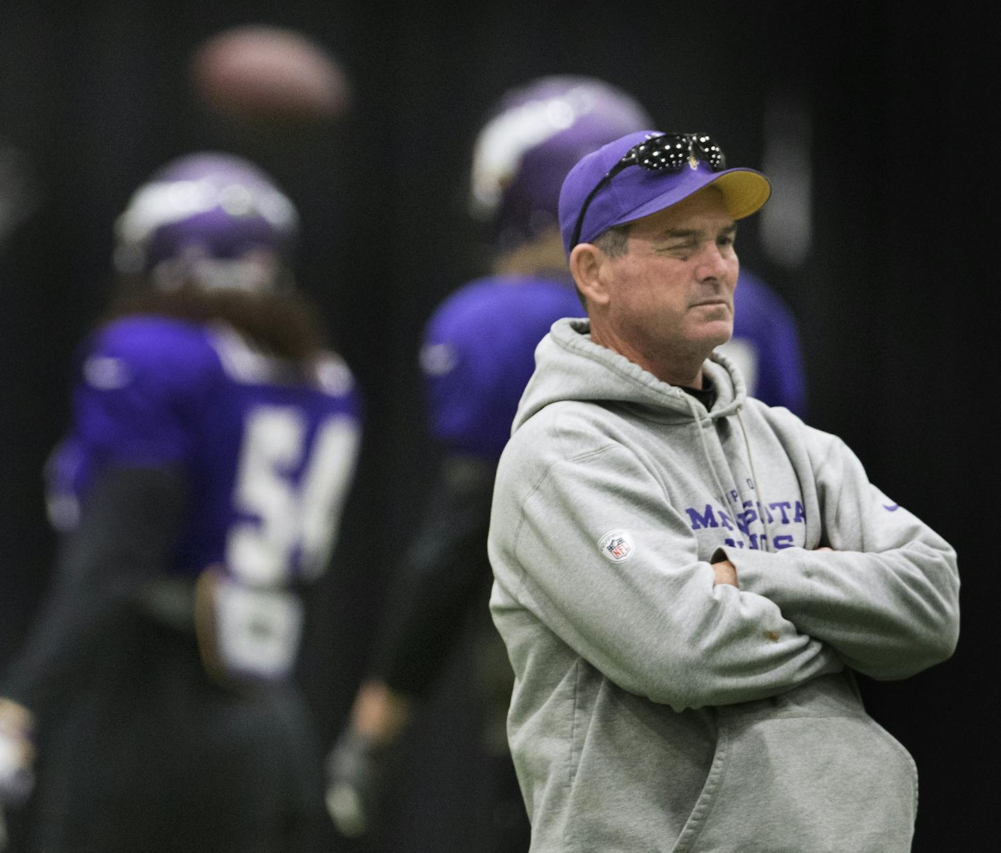 Head coach Mike Zimmer watched the Vikings practice Wednesday at Winter Park December 07,2016 in Eden Prairie, MN. ] Jerry Holt / jerry. Holt@Startribune.com