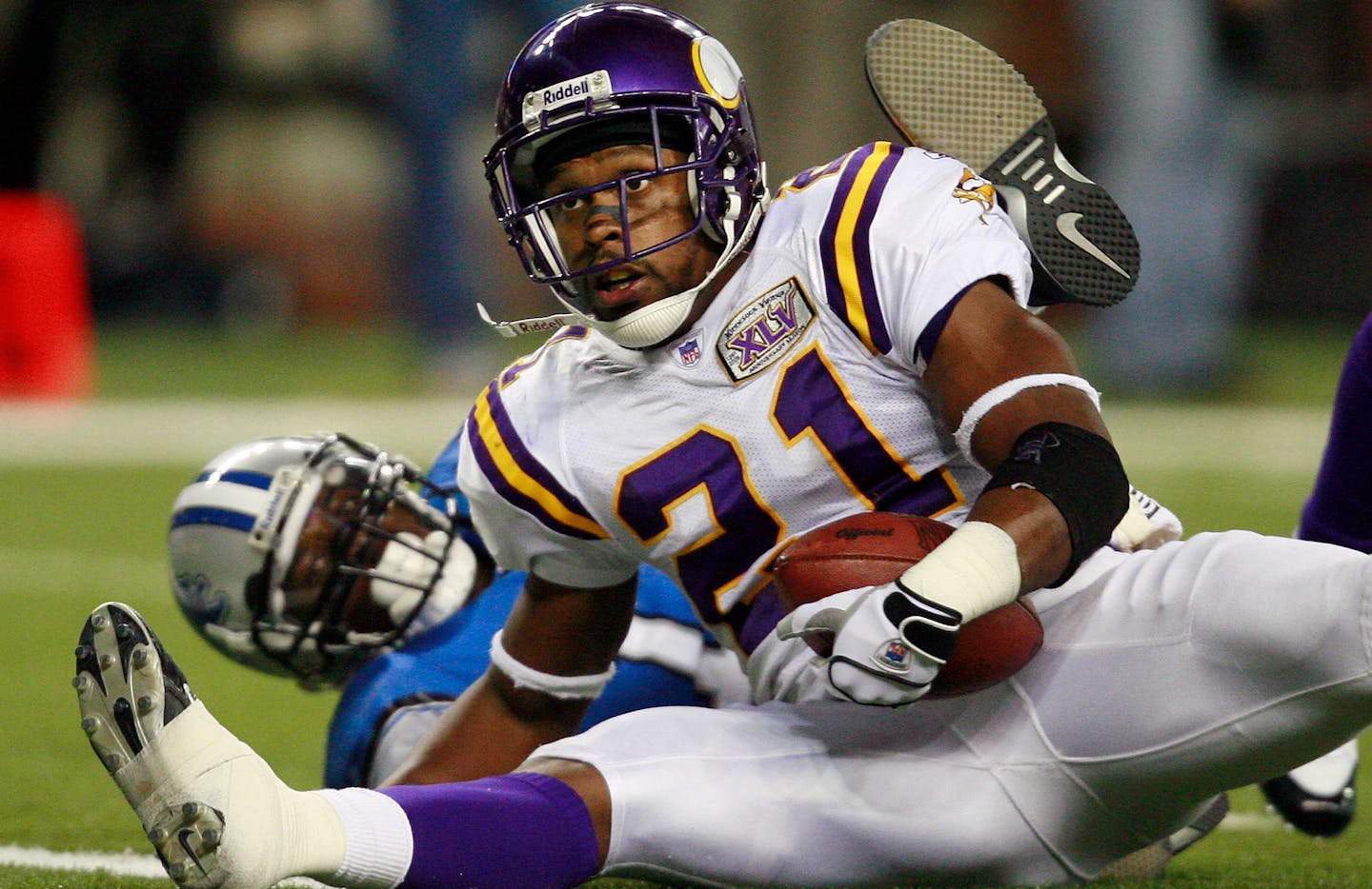 JERRYHOLT �jgholt@startribune.com # 97134 Vikings @ Detroit 12/4/2005--------Vikings safety Corey Chavous comedown with a 4th quarter interception over Lions receiver Roy Williams giving the Vikings a 21-16 win at Ford Field.