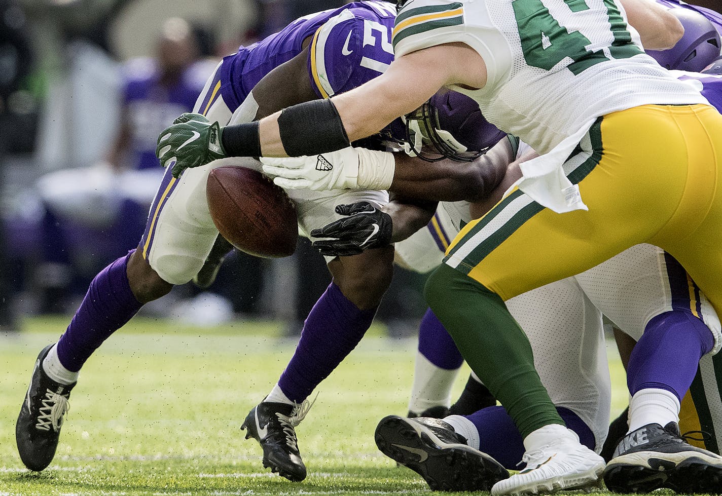 Vikings running back Jerick McKinnon (21) fumbled he ball during a run in the second quarter. ] CARLOS GONZALEZ &#xef; cgonzalez@startribune.com - October 15, 2017, Minneapolis, MN, NFL, US Bank Stadium, Minnesota Vikings vs. Green Bay Packers