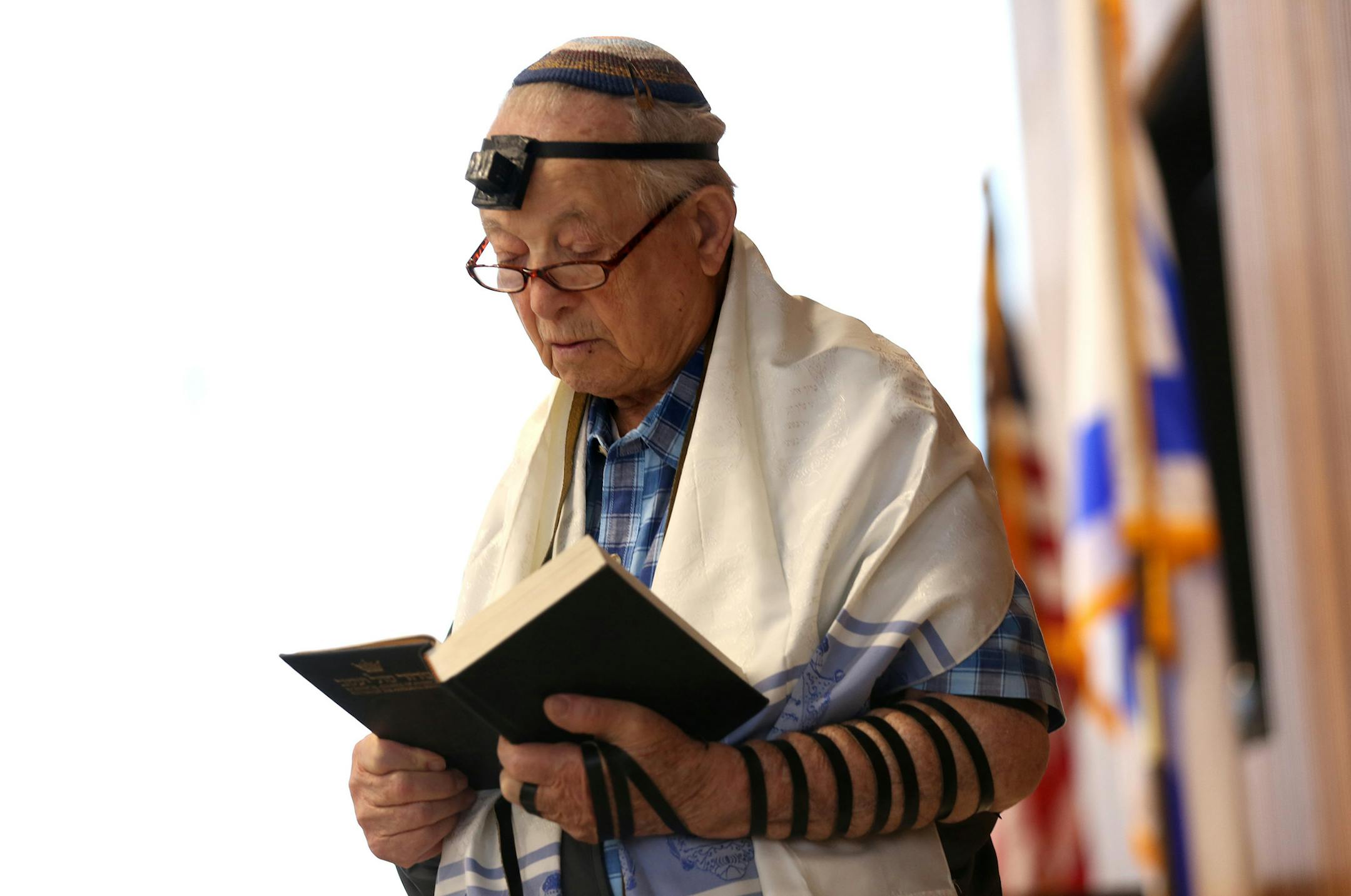 Harold Katz, photographed Thursday May 19, 2017 in the synagogue at his residence in Chicago, is a Holocaust survivor living in Chicago who will have his bar mitzvah for the first time at the age of 89. Katz attends morning prayers every morning. (Nancy Stone/Chicago Tribune/TNS)