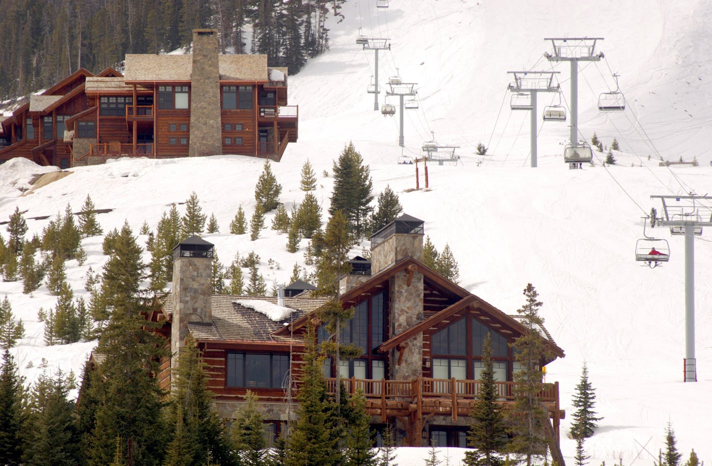 *FILE PHOTO*(NYT47) BIG SKY, Mont. -- Nov. 19, 2008 -- RESORTS-BANKRUPT-2 -- The exterior of the Yellowstone Club in Big Sky, Mont., in March 2007. The economic downturn has spread into the luxury resorts of the northern Rocky Mountains, with several of them forced to file for bankruptcy. The most prominent is the Yellowstone Club, famous for its ultrarich members who have built sprawling vacation homes with private ski slopes outside their doors. Edra Blixseth, owner of the club, asked for and