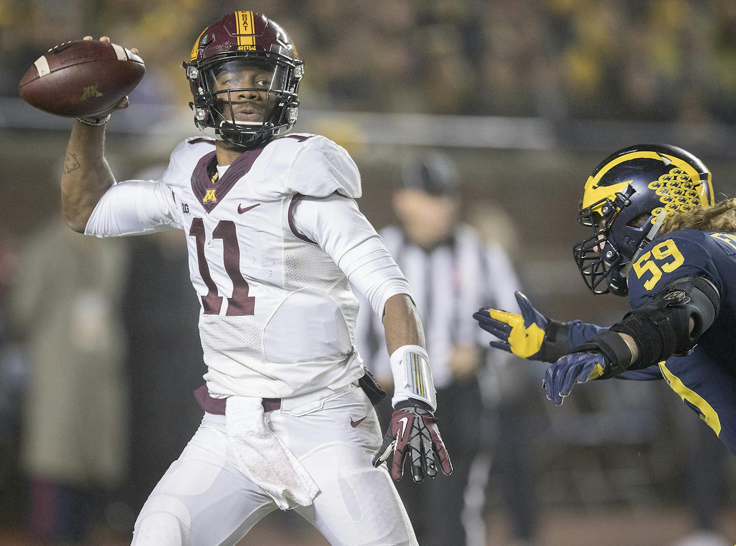 Minnesota's quarterback Demry Croft was able to get rid of the ball before being hit by Michigan's linebacker Noah Furbush during the third quarter the Gophers took on Michigan in Michigan Stadium, Saturday, November 4, 2017 in Ann Arbor, MI. ] ELIZABETH FLORES &#xef; liz.flores@startribune.com