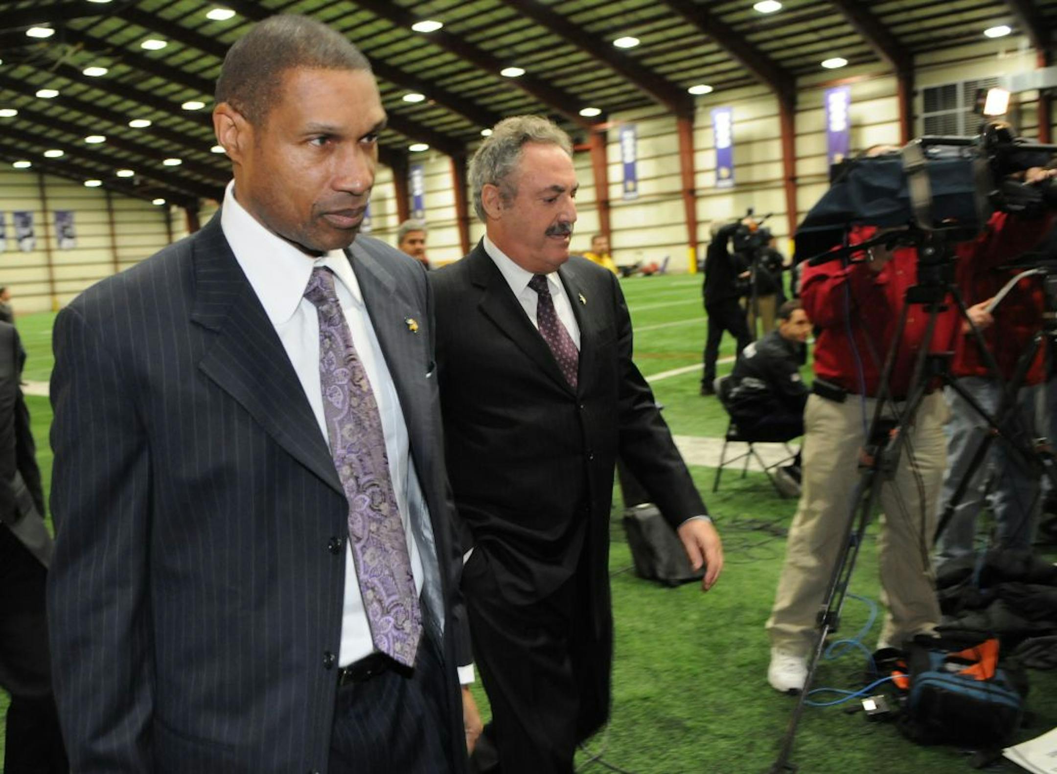 Leslie Frazier walks with Minnesota Viking' s Owner Zygi Wilf